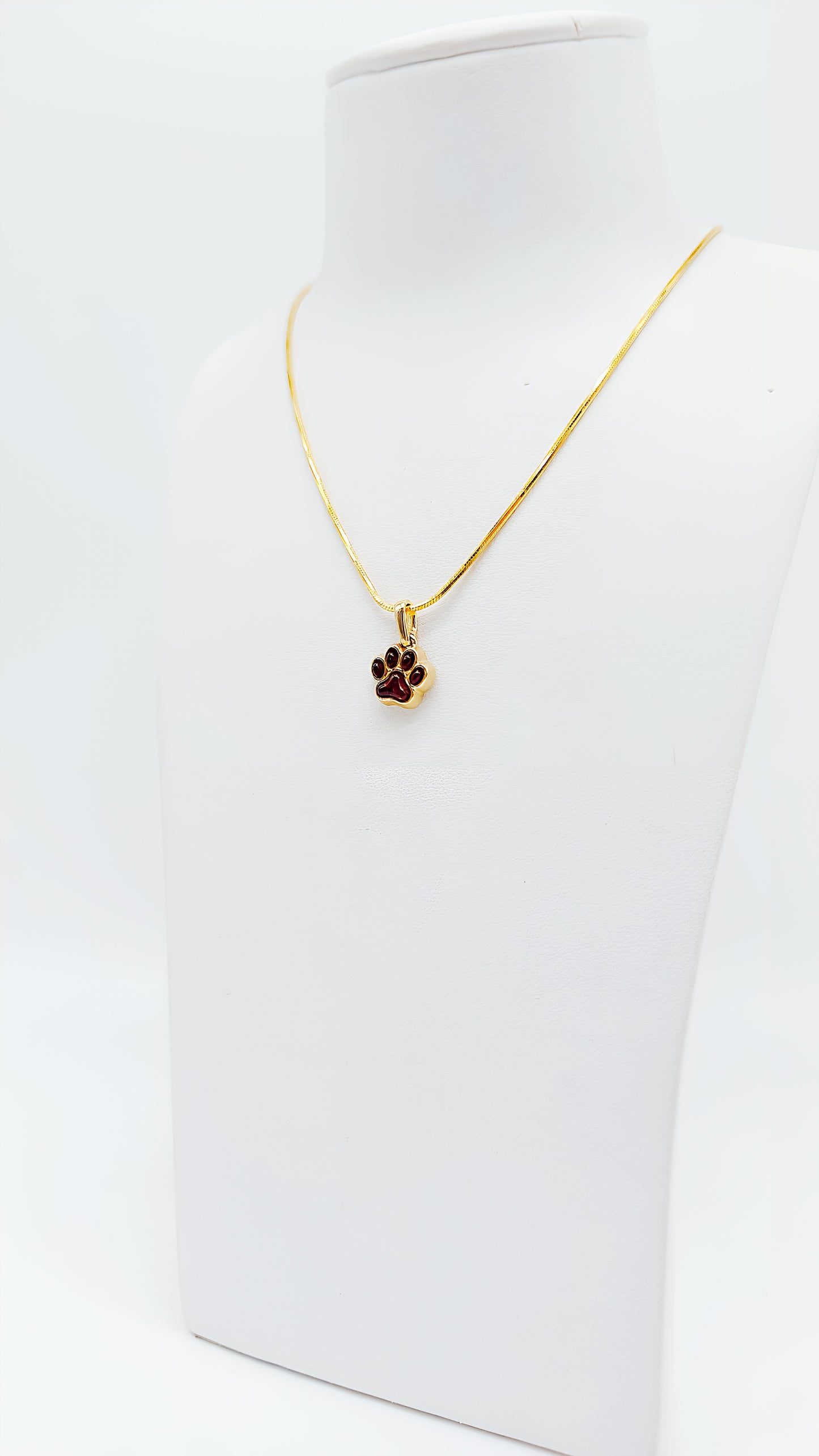 Paw pendant: Animal love in gold and amber