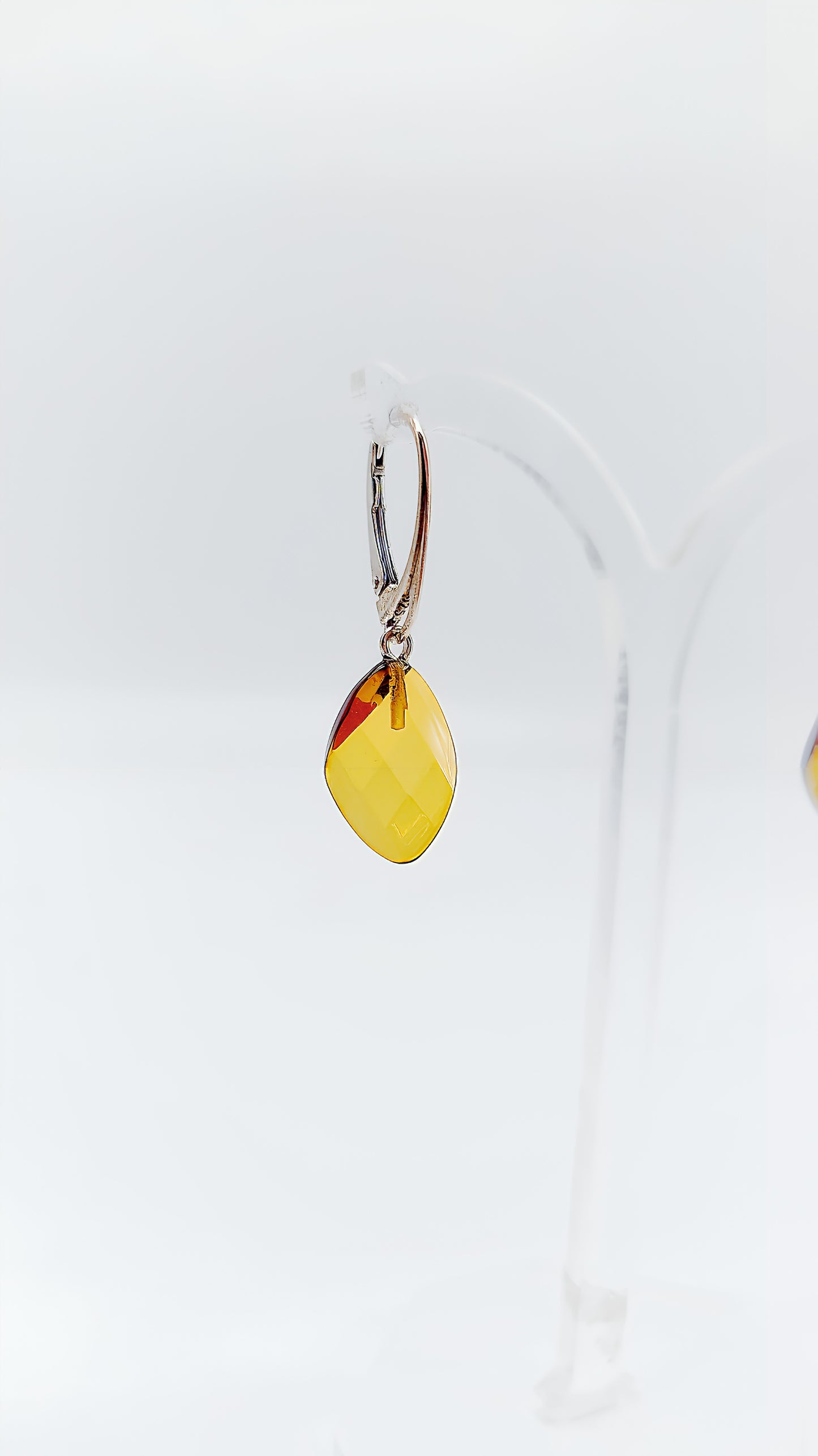 Earrings with faceted amber: radiant accents