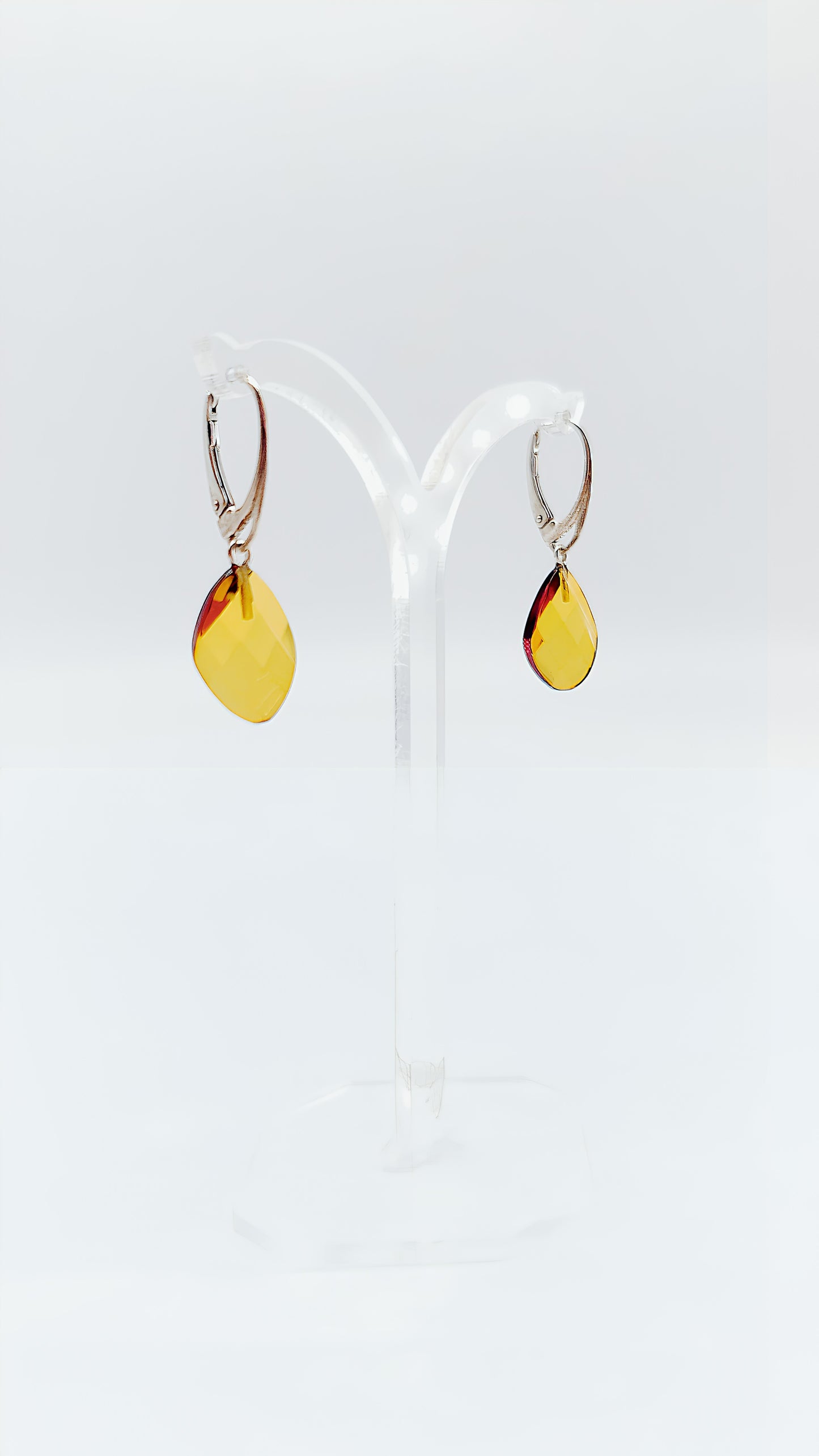 Earrings with faceted amber: radiant accents