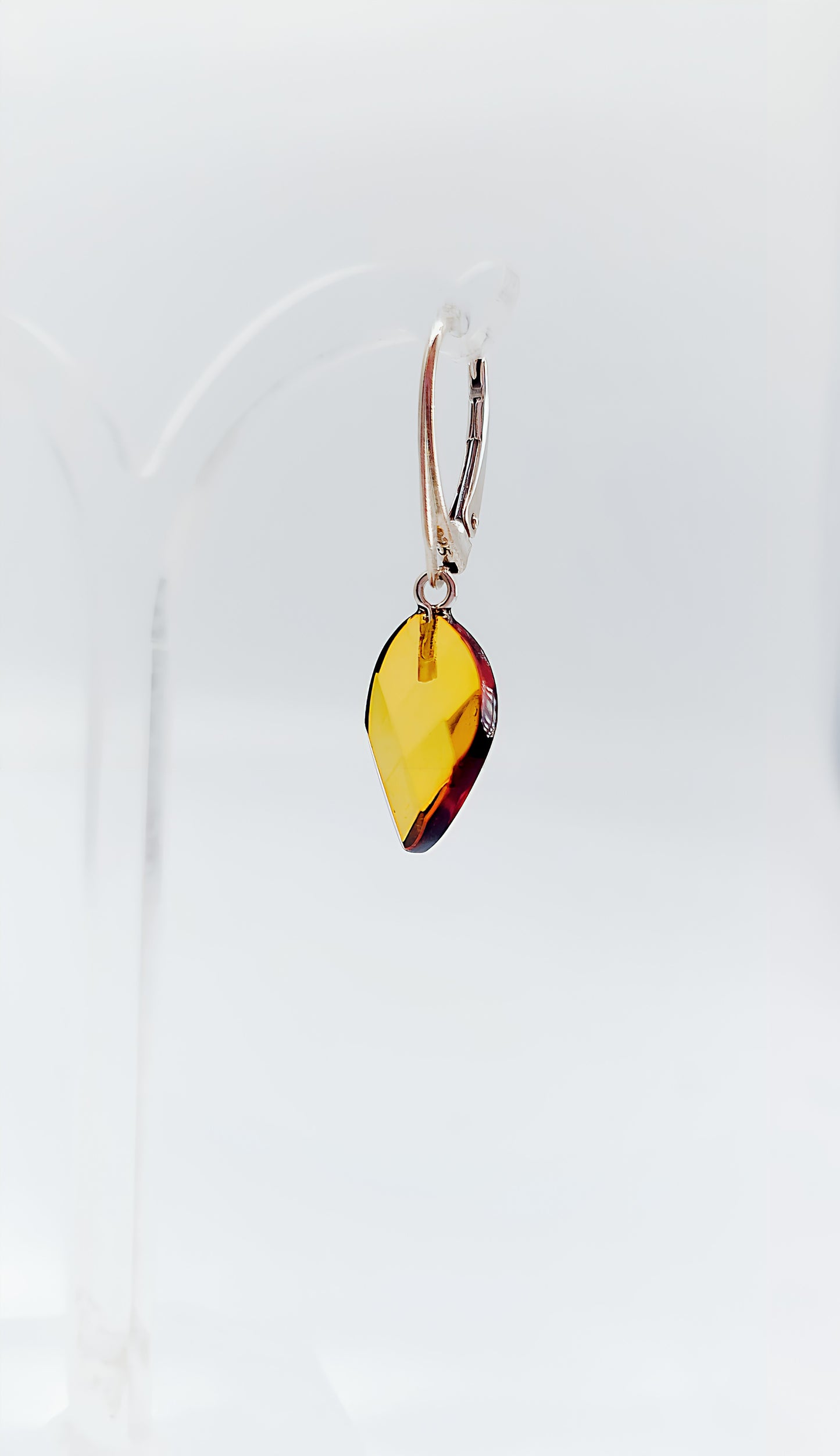 Earrings with faceted amber: radiant accents
