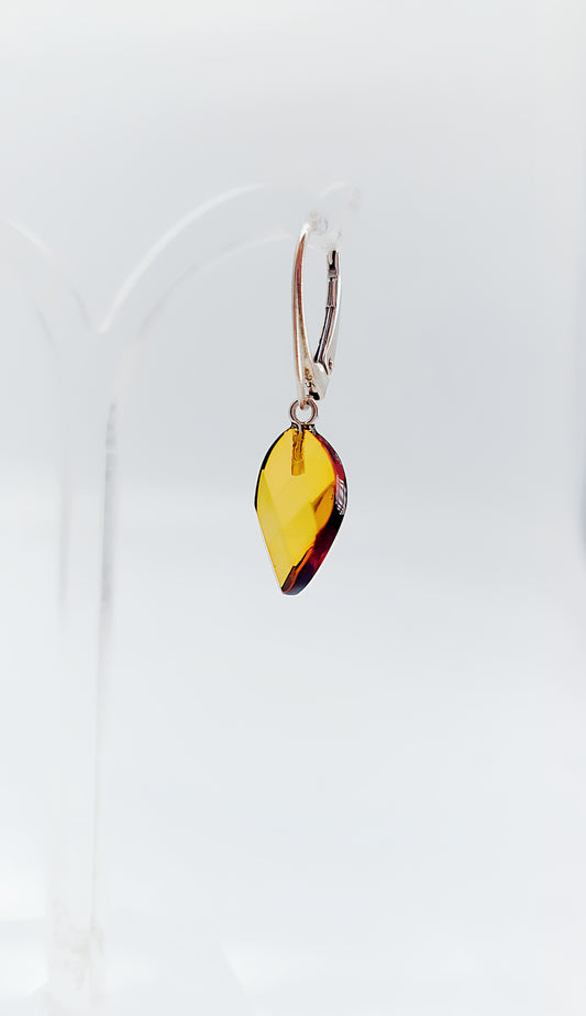 Earrings with faceted amber: radiant accents