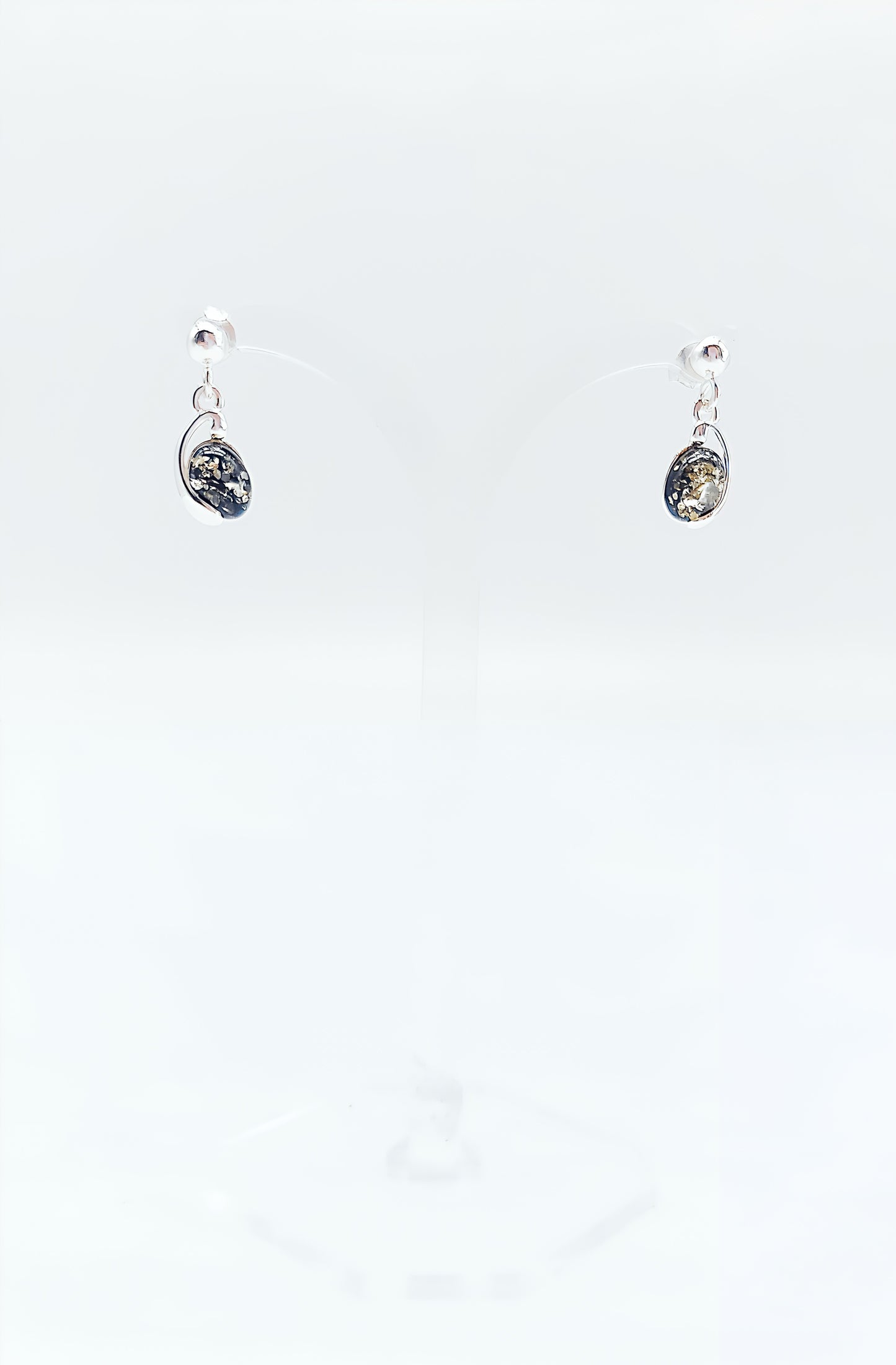 Modeschmuck mit echter Eleganz: schwarze Bernstein-Ohrringe
