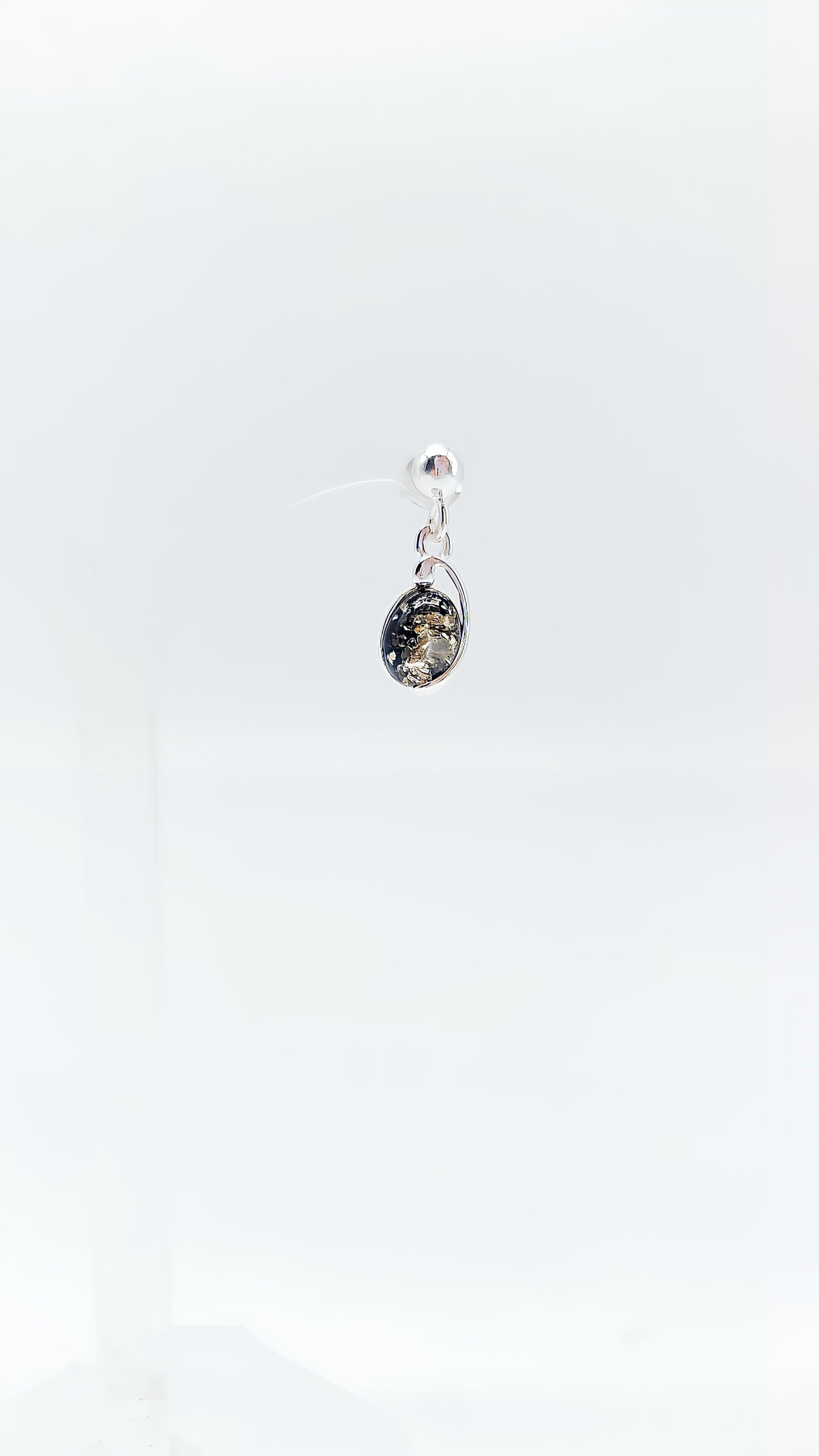 Modeschmuck mit echter Eleganz: schwarze Bernstein-Ohrringe