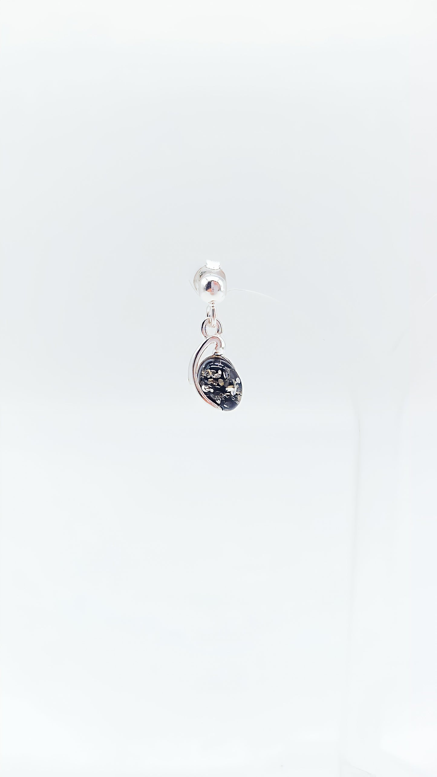 Modeschmuck mit echter Eleganz: schwarze Bernstein-Ohrringe