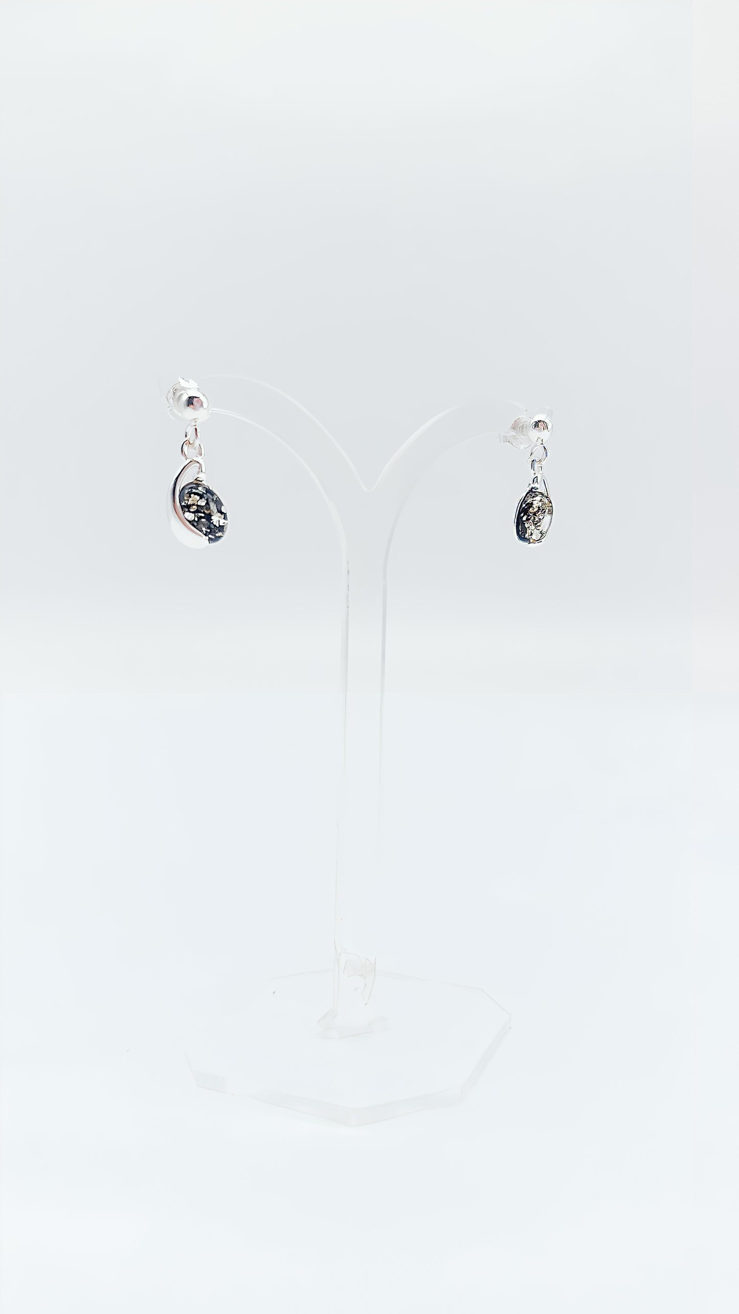 Modeschmuck mit echter Eleganz: schwarze Bernstein-Ohrringe