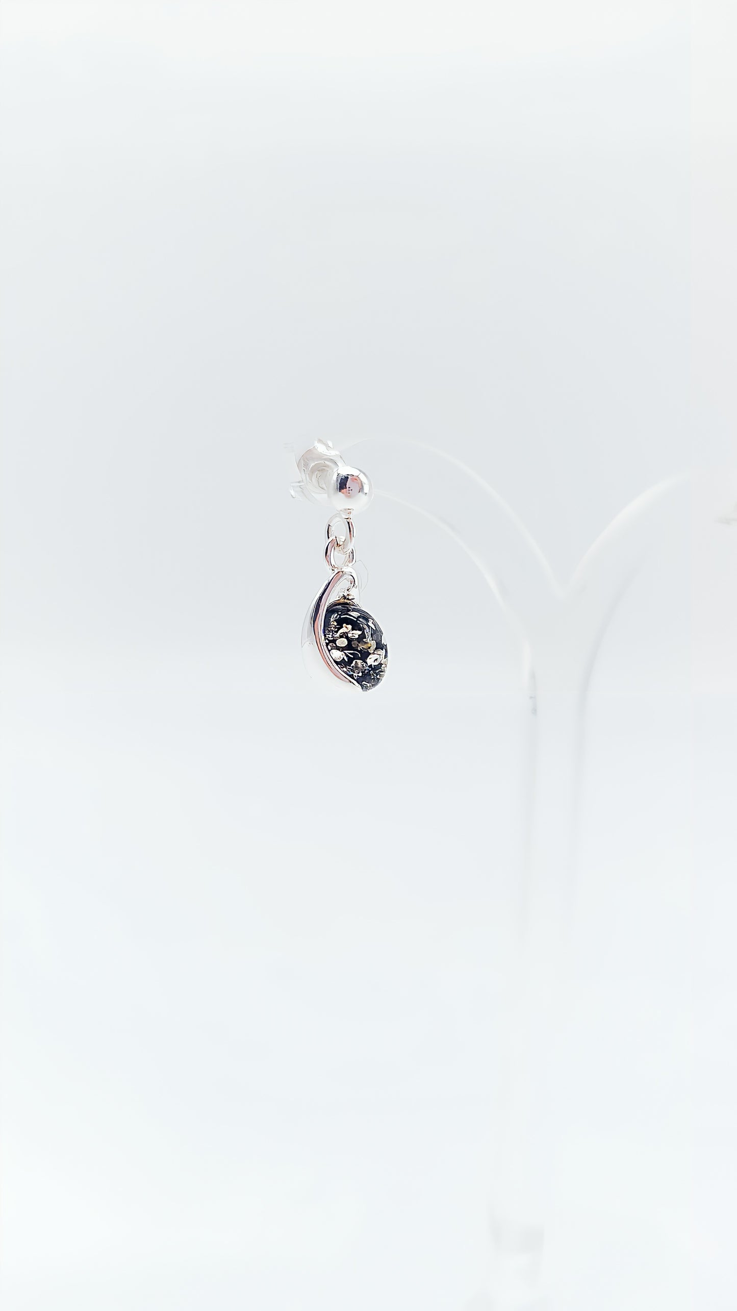 Modeschmuck mit echter Eleganz: schwarze Bernstein-Ohrringe