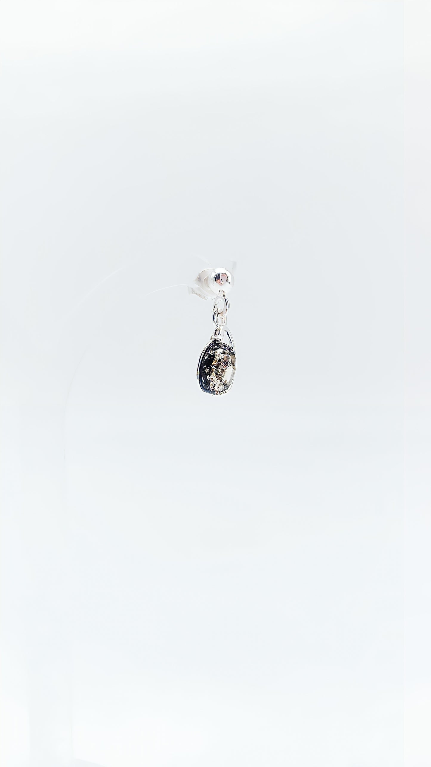 Modeschmuck mit echter Eleganz: schwarze Bernstein-Ohrringe