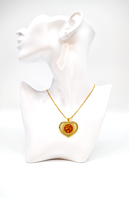 Kunstvoller Herzanhänger aus vergoldetem Silber mit rundem Bernstein