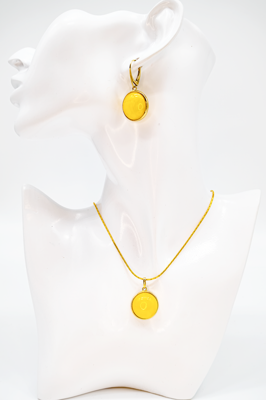 Round pendant with amber – buy gold-plated jewelry