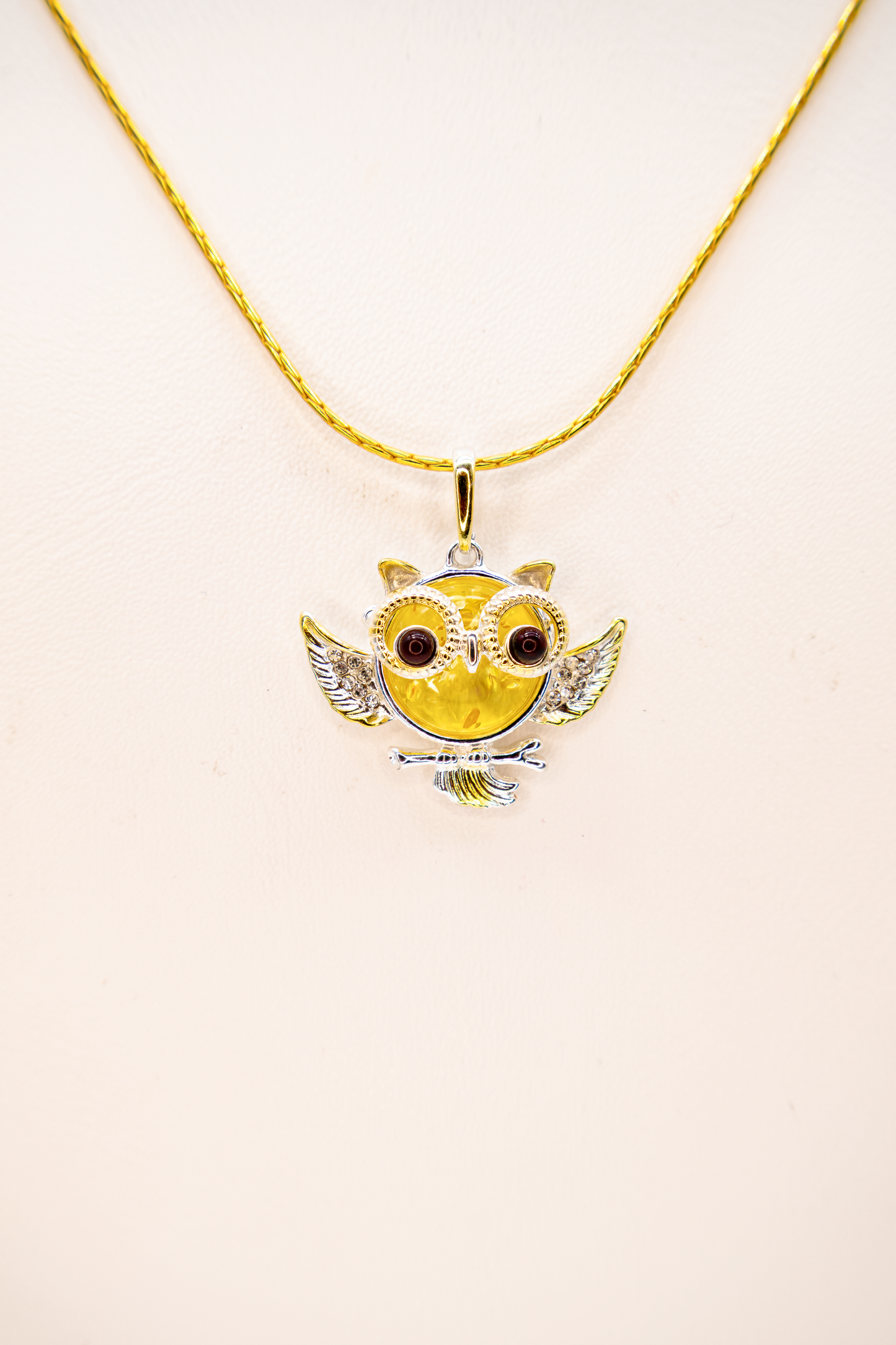 Symbol of Wisdom – Amber Pendant Owl Silver