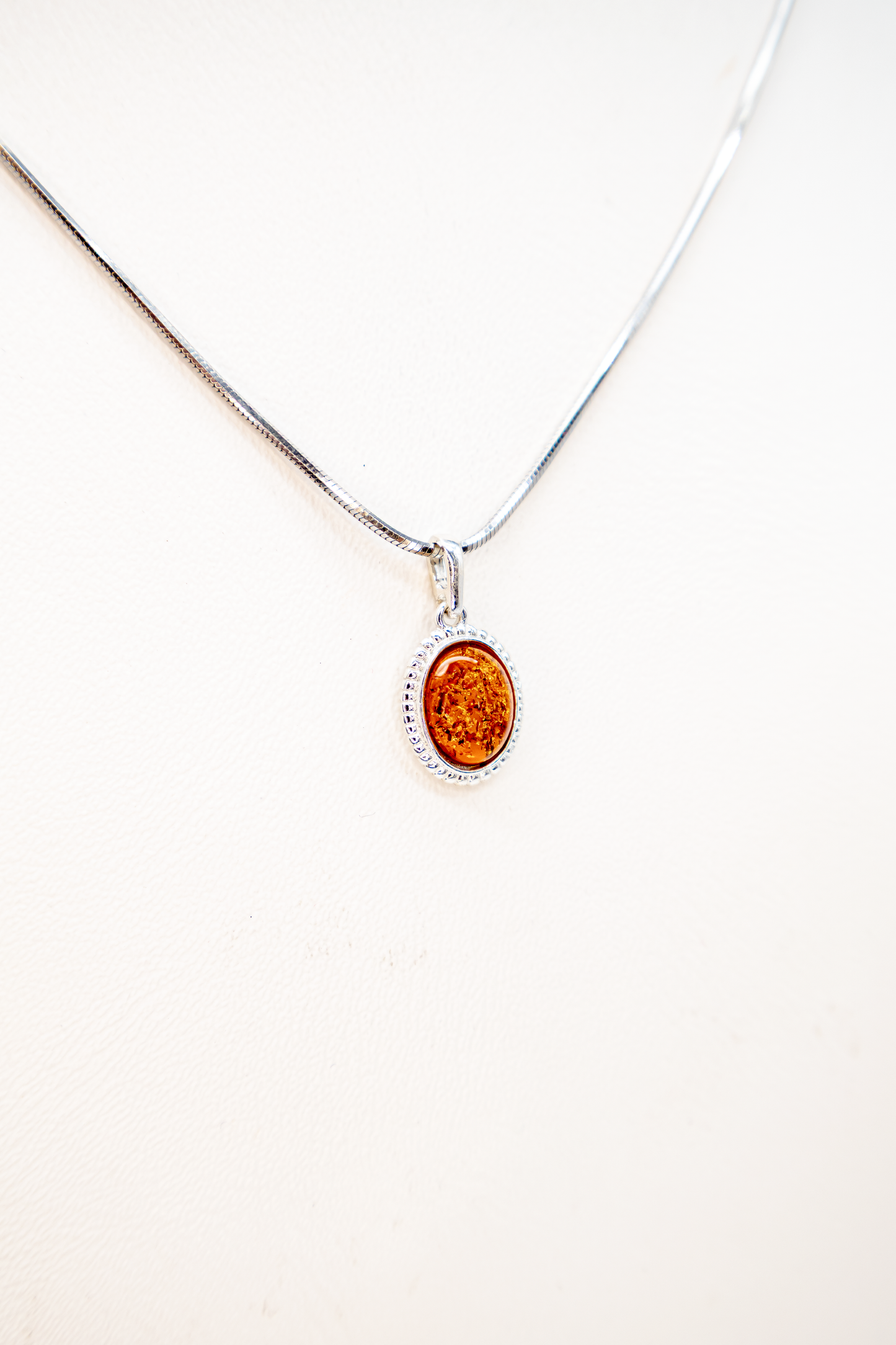 Kleiner Bernsteinanhänger Silber – eleganter Schmuck für Damen