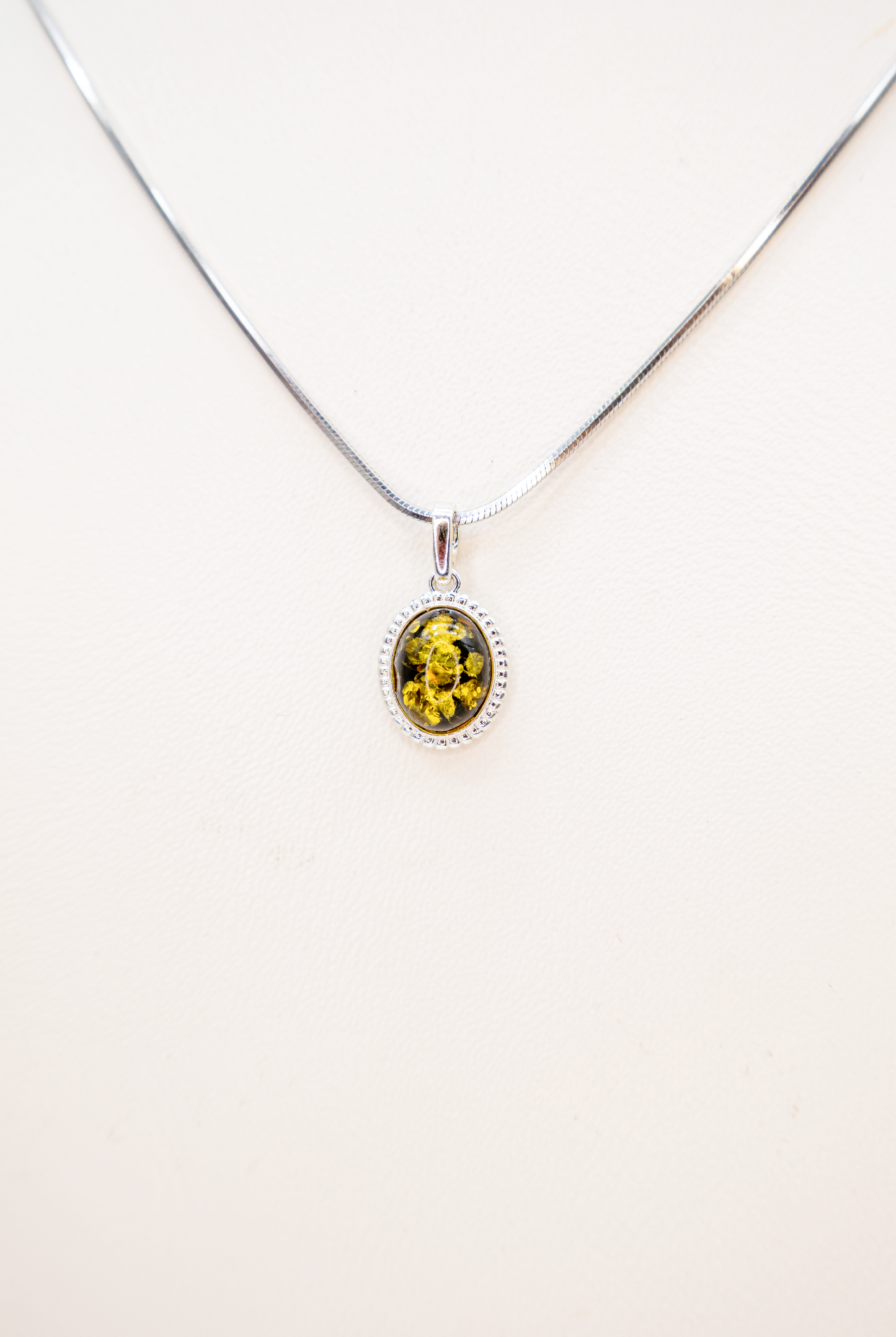 Kleiner Bernsteinanhänger Silber – eleganter Schmuck für Damen