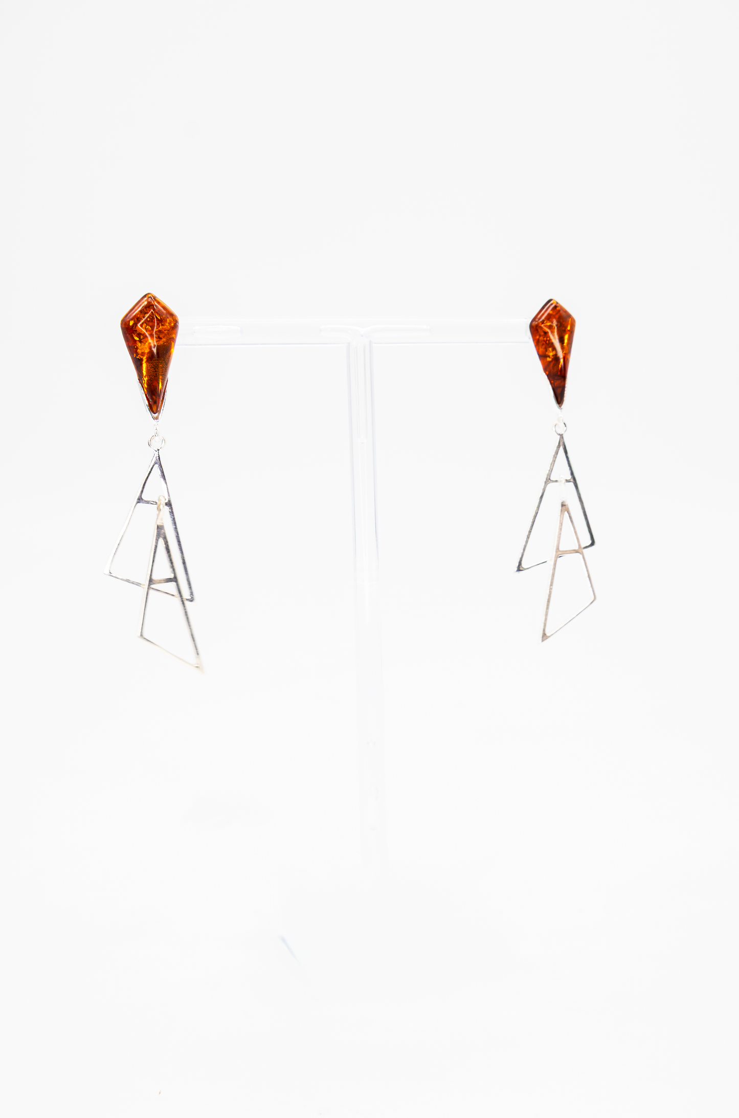 Simple beauty: earrings with amber
