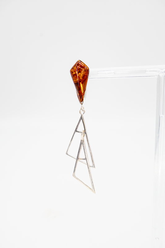Simple beauty: earrings with amber