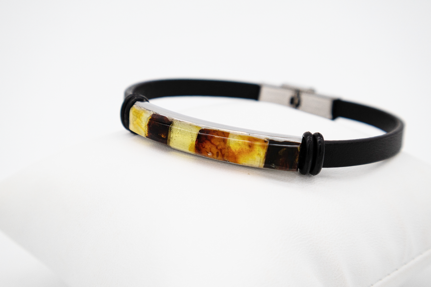 Unisex leather & amber bracelet – a modern piece of jewelry