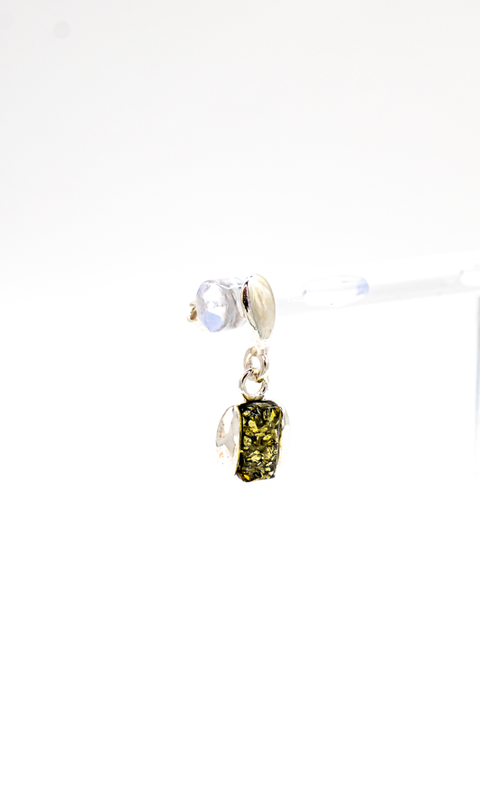 Mini earrings with green amber – stylish & modern