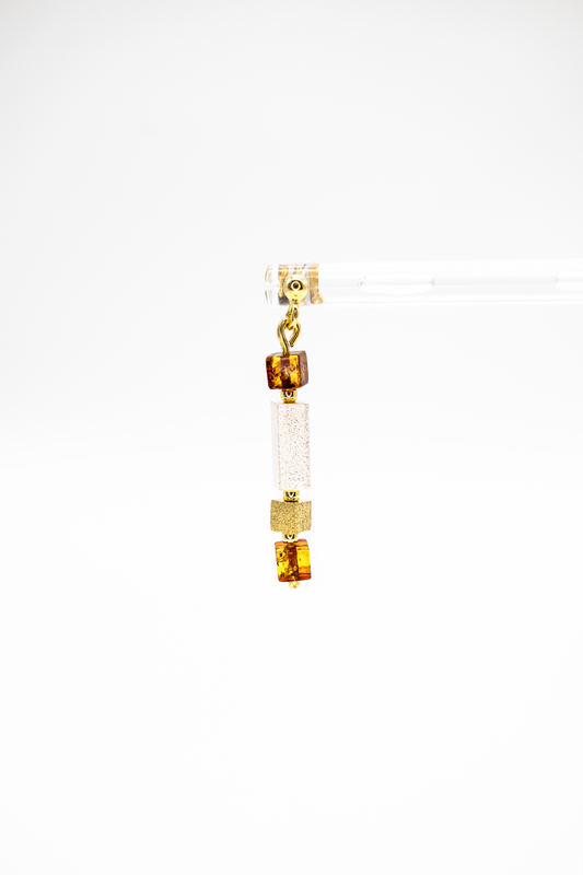 Statement earrings with red amber & gold – stylish accents