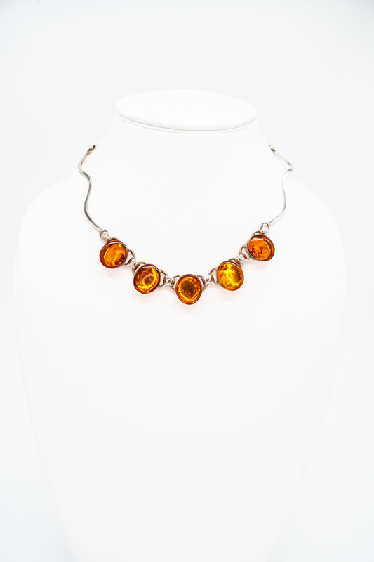 Buy amber necklace – elegant necklace with meaning