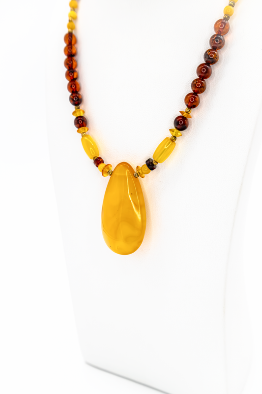 Collier en ambre – design élégant, travail artisanal