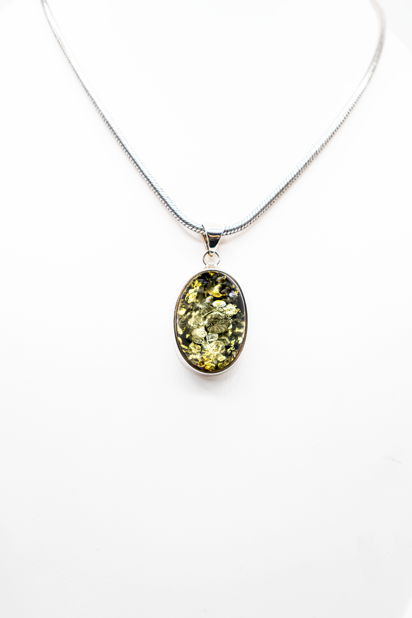 Grüner Bernstein Unikat – edler Anhänger in Silber