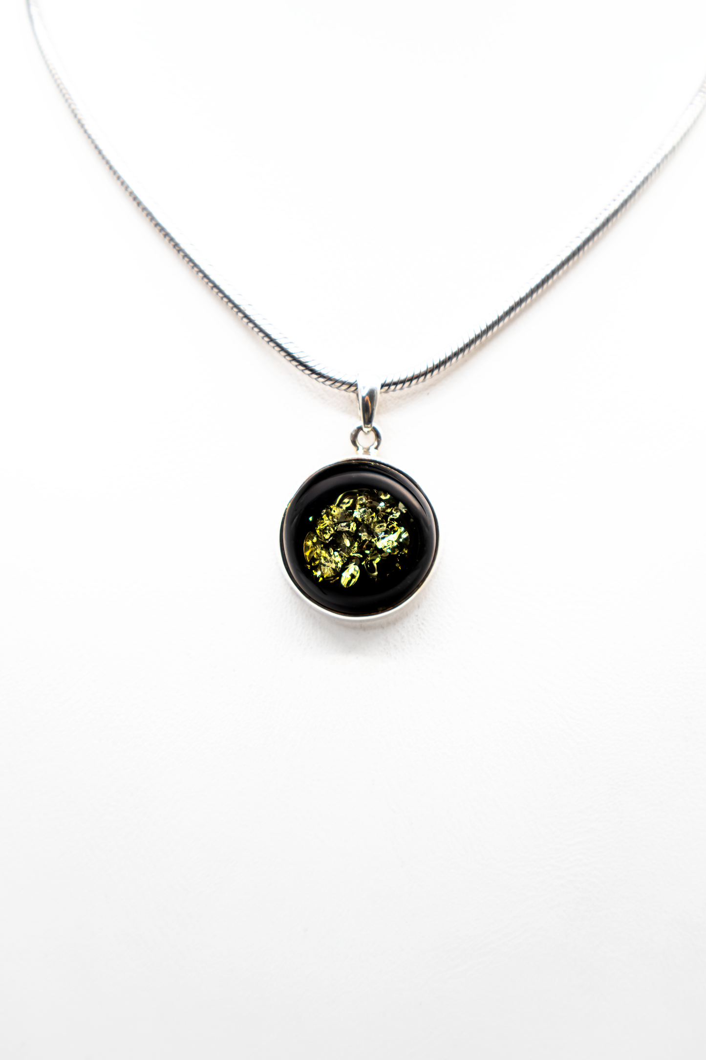 Grüner Bernstein Unikat-Anhänger in Silberfassung