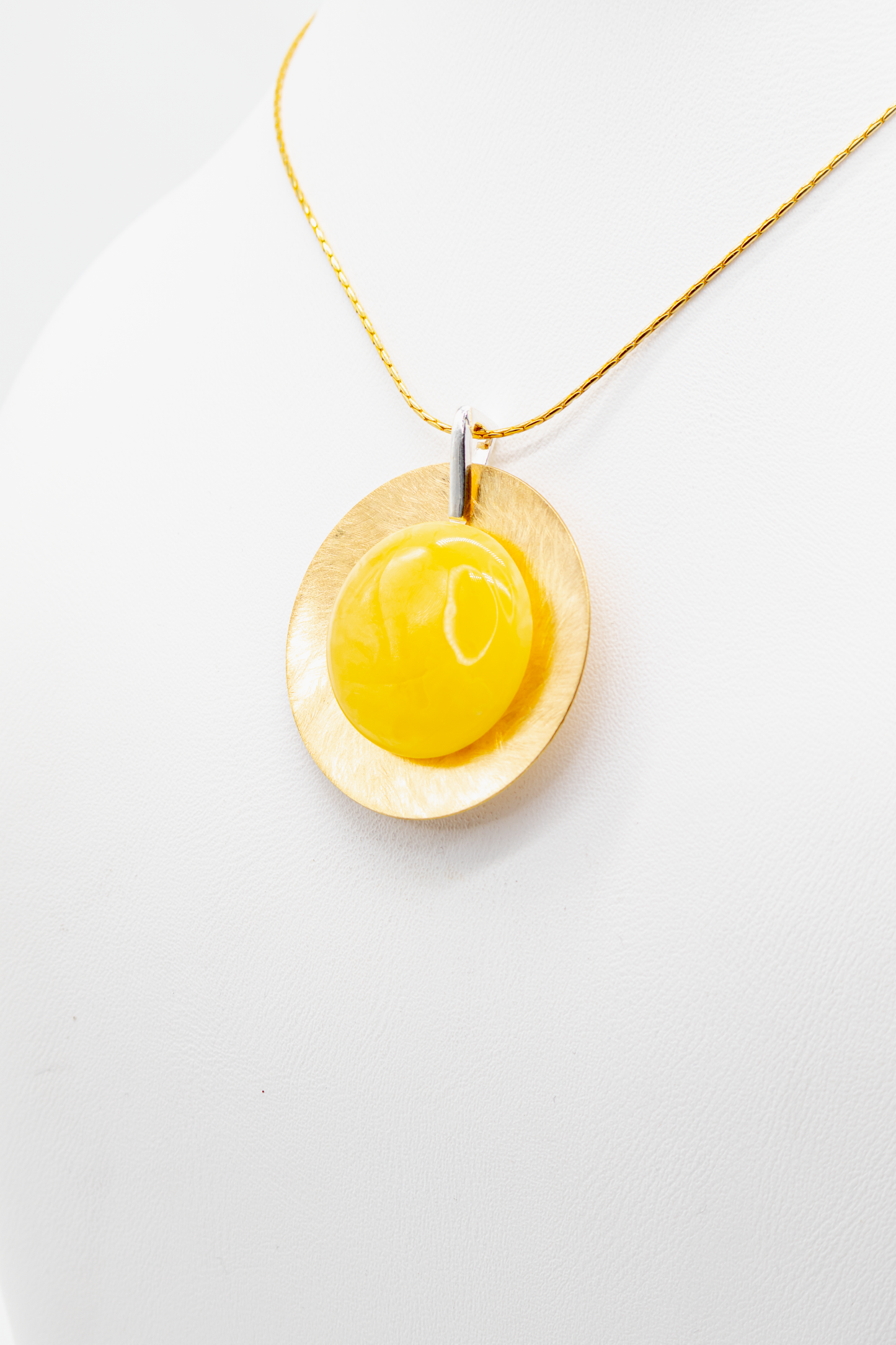 Moderner Bernsteinanhänger Rund 24K Vergoldung