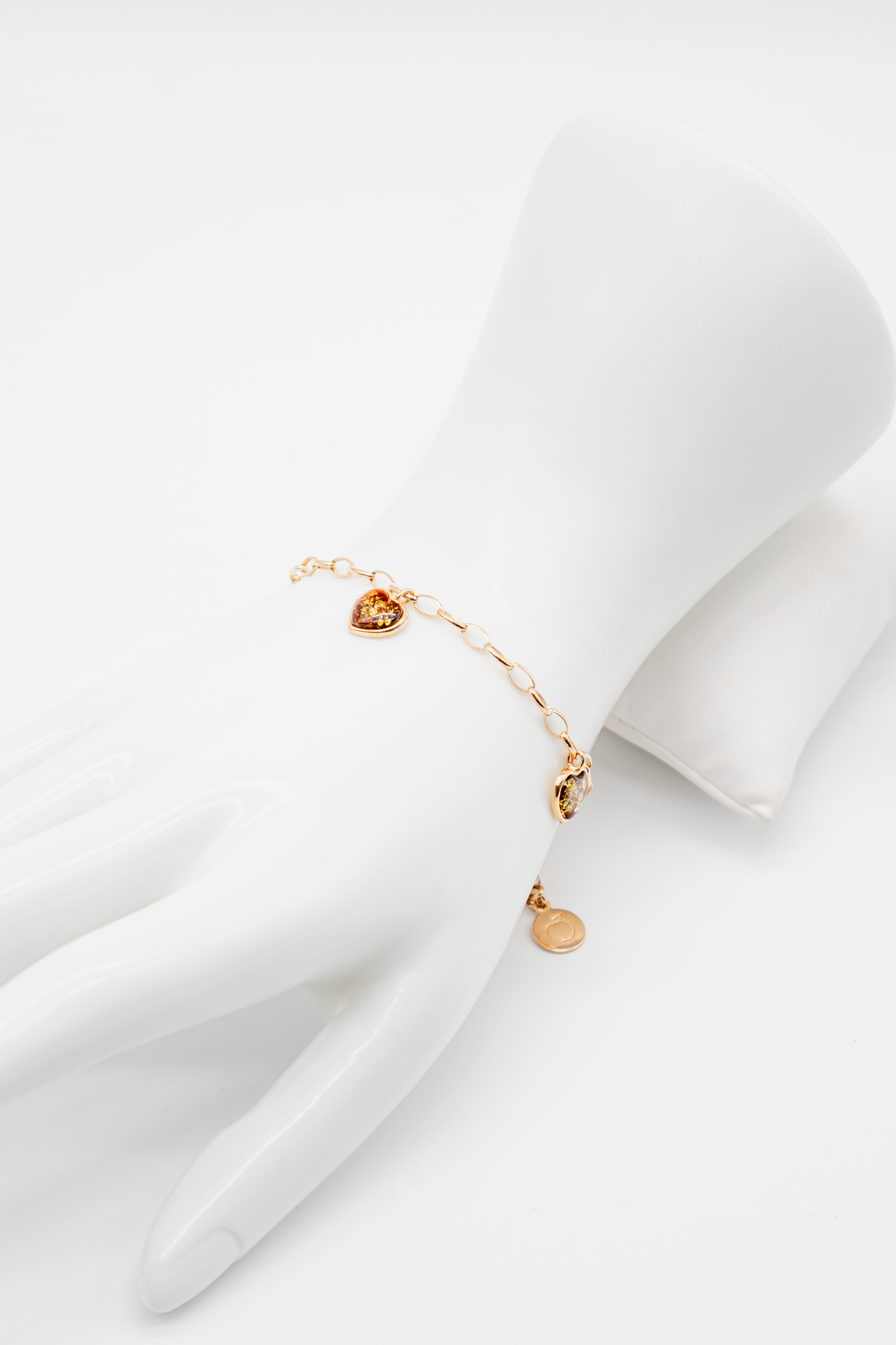 Charm-Armband Stil: Goldene Glieder mit Naturstein-Herzen