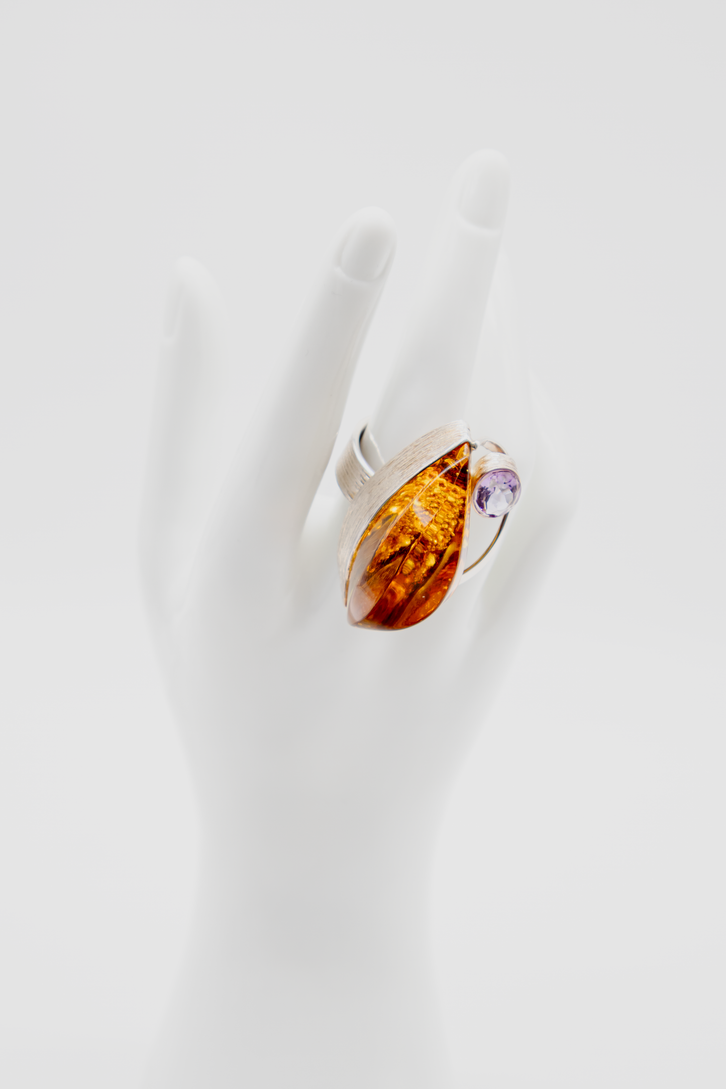 Exklusiver Silberring mit Bernstein und Amethyst