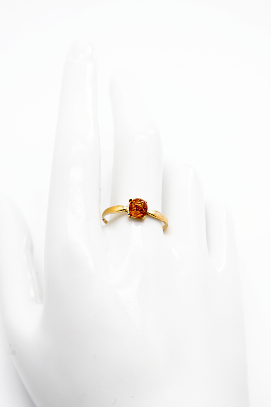 Vergoldeter Ring mit Bernstein – minimalistisches Design