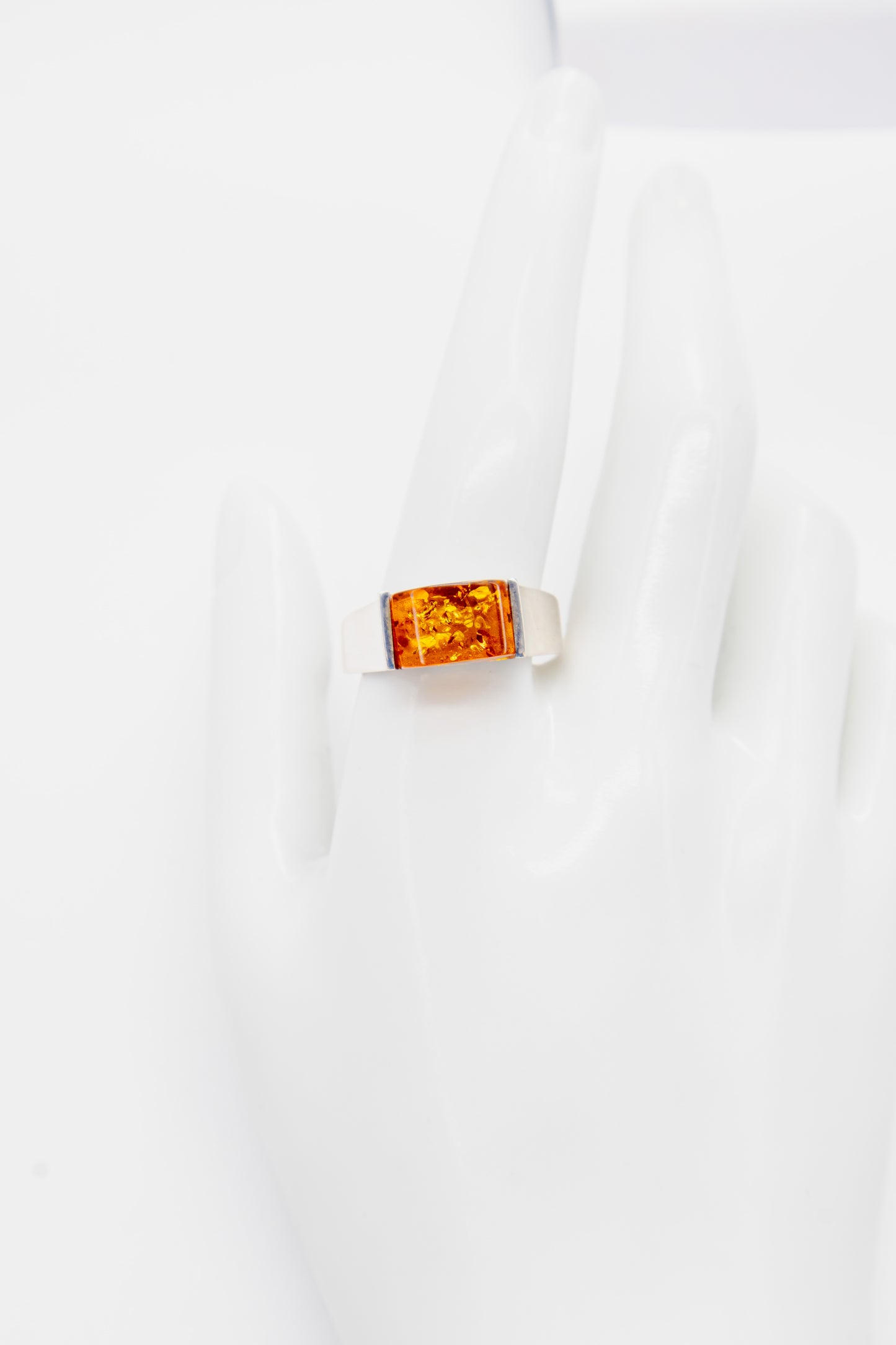 Discrete herenring met barnsteen – stijlvol