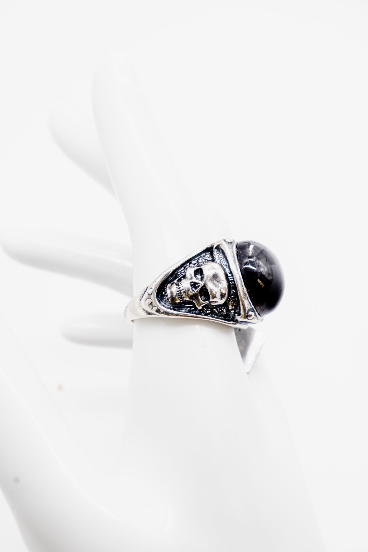 Brede Gothic ring met amber – 925 sterling zilver