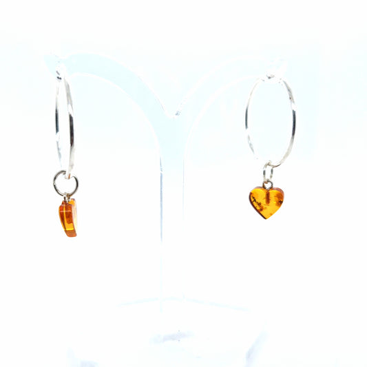Stilvolle Silber-Creolen mit Bernstein-Herz – Zarter, glänzender Ohrschmuck mit liebevollen Details