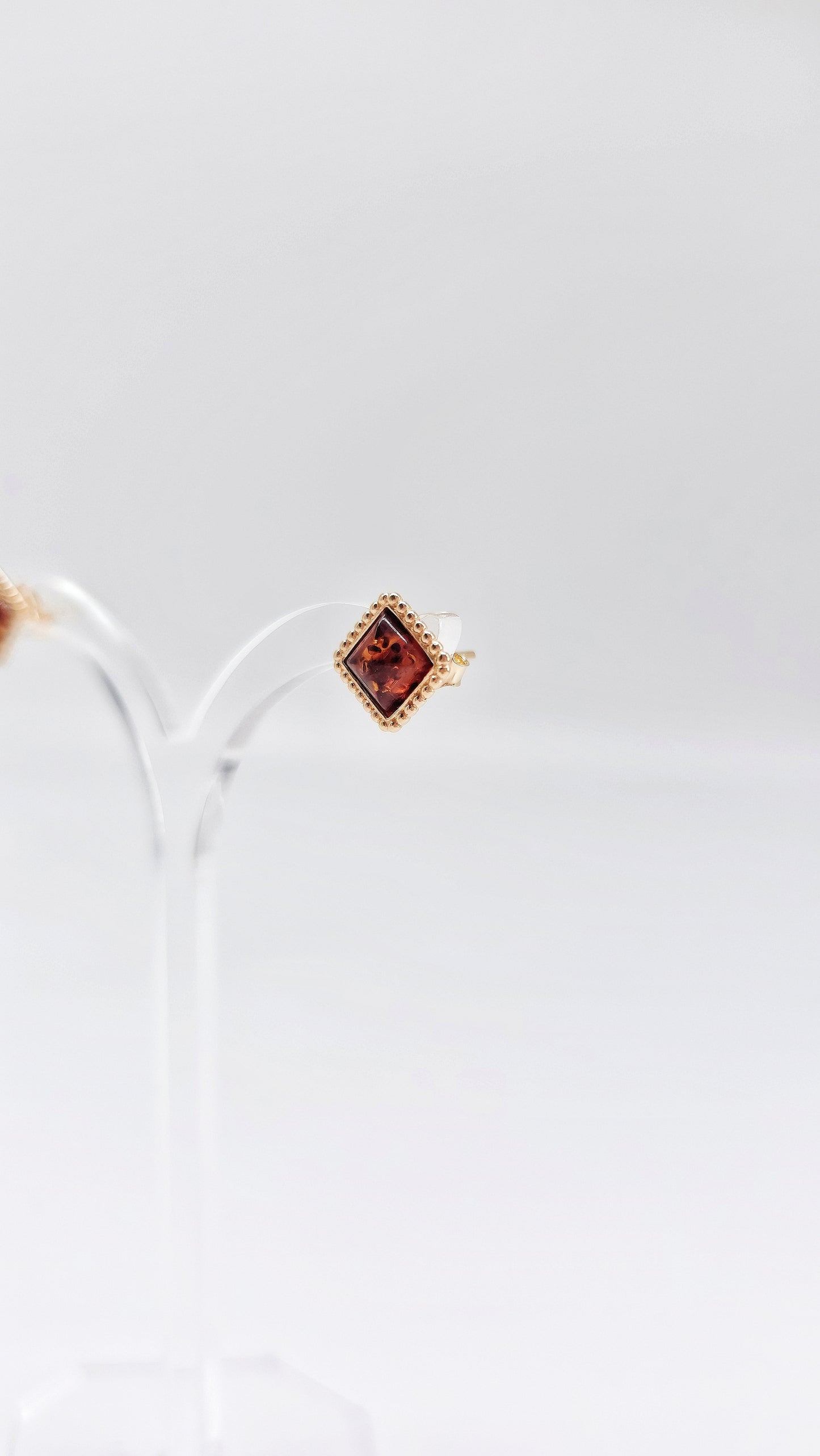 Goldene Ohrstecker mit echtem Bernstein – Hochwertig & stilvoll