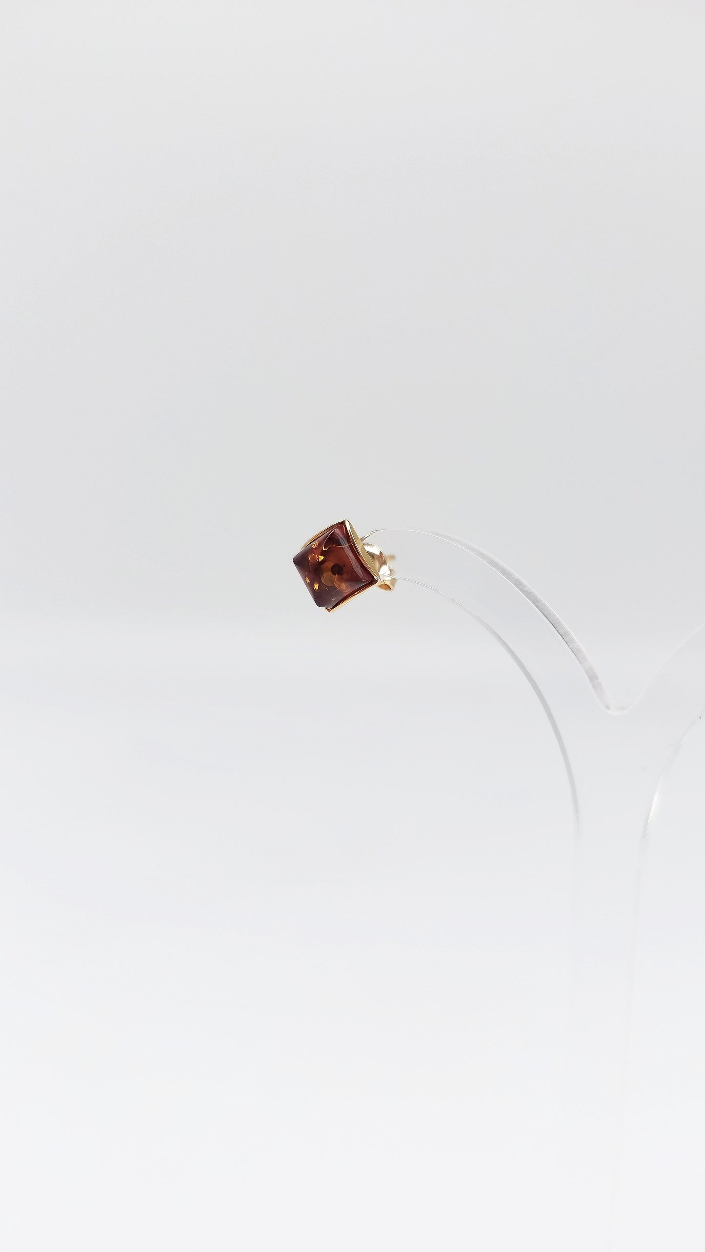 Minimalistische barnsteen oorstekers – verguld 925 zilver