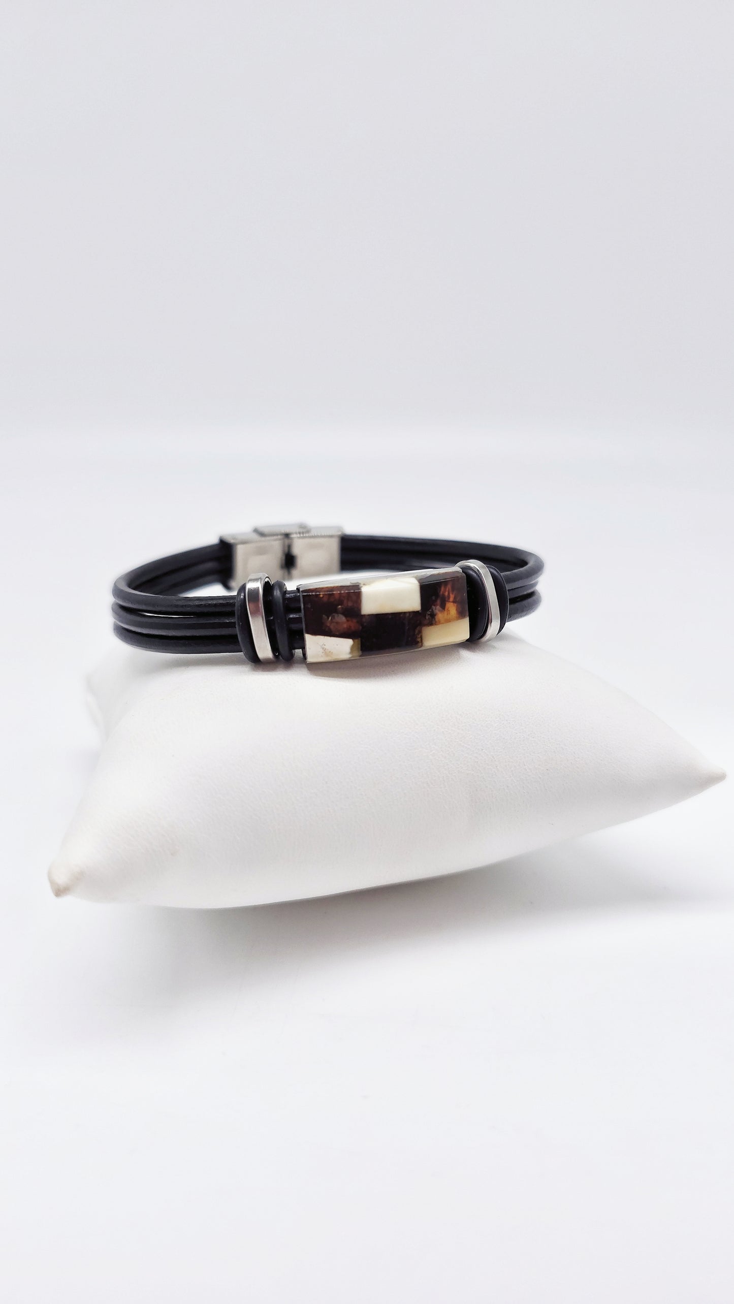 Bernstein trifft Leder: Das perfekte Männeraccessoire