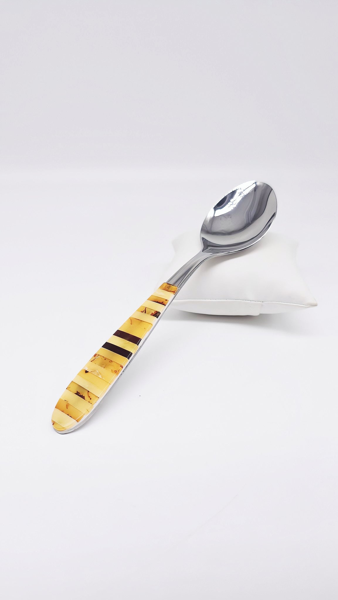 Cutlery set with elegant amber handle – timeless elegance