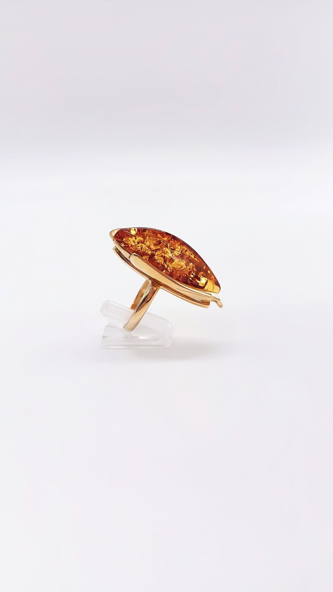 Eleganter Schmuck: Vergoldeter Silberring mit grünlichem Bernstein