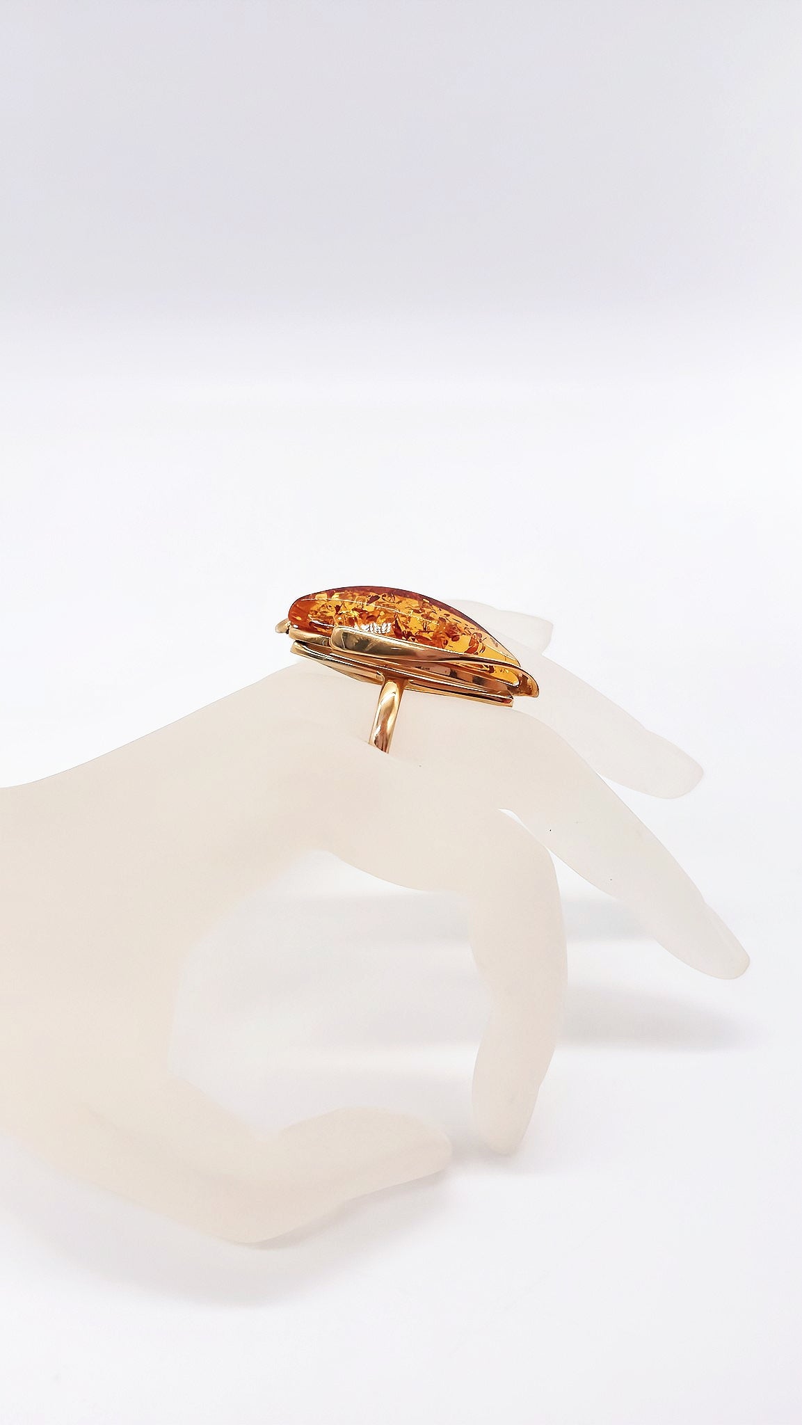 Eleganter Schmuck: Vergoldeter Silberring mit grünlichem Bernstein