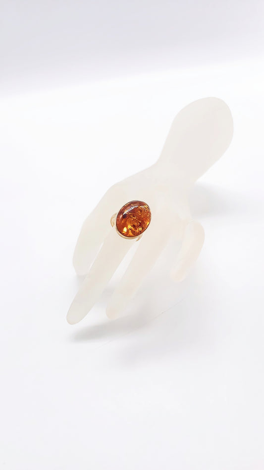 Glänzender Bernstein-Ring im edlen Design
