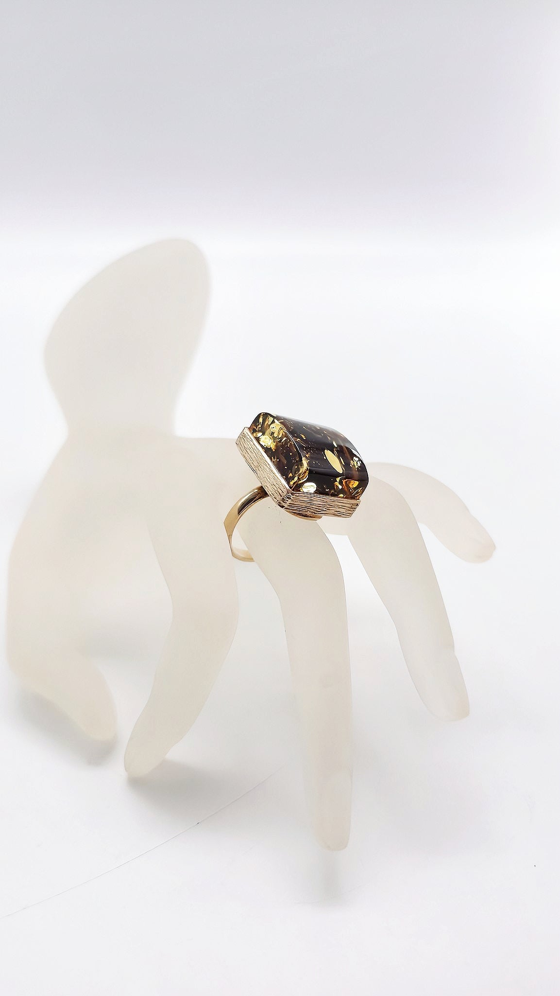 Square elegance: Amber ring in gold