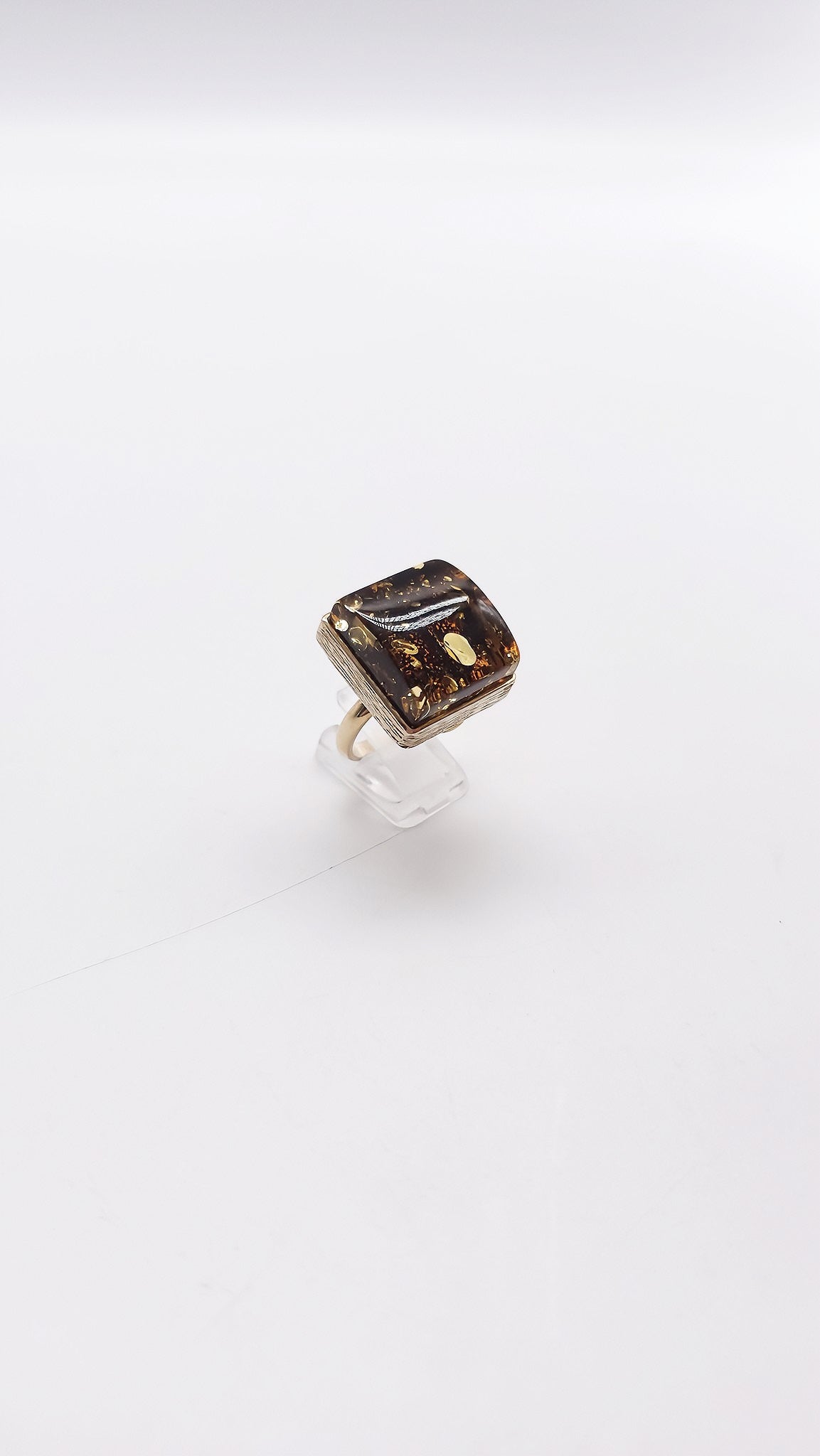 Square elegance: Amber ring in gold