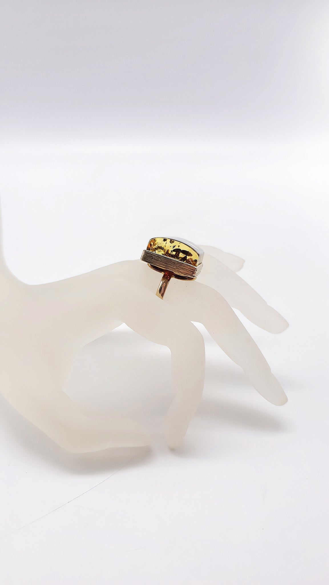 Square elegance: Amber ring in gold