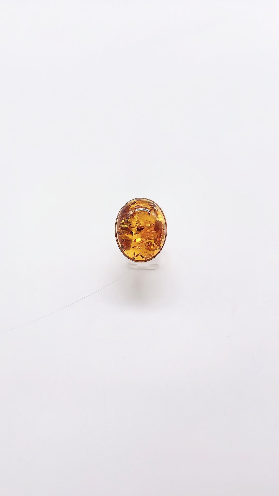 Classic elegance: Amber ring in gold