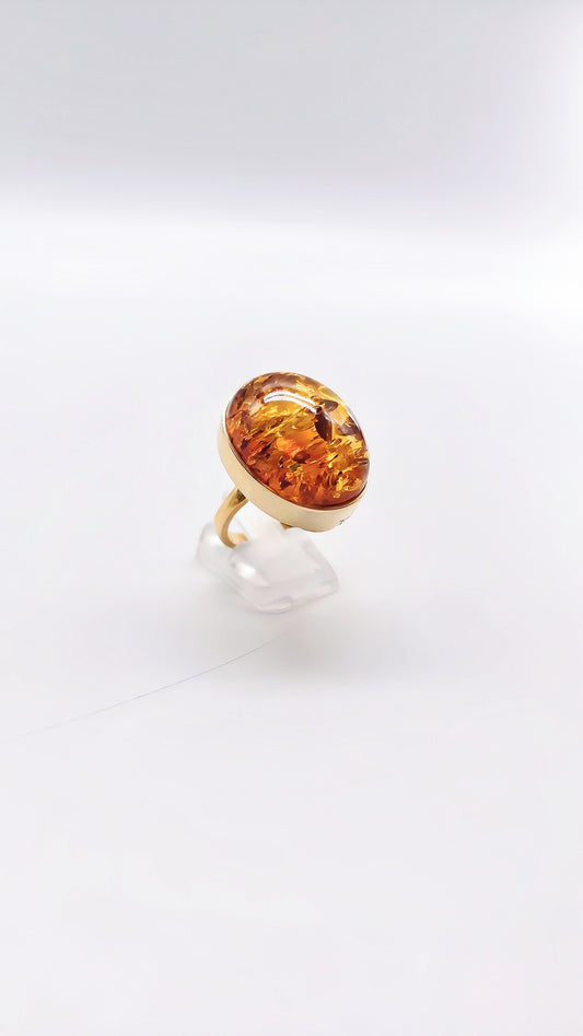 Klassische Eleganz: Bernstein-Ring in Gold