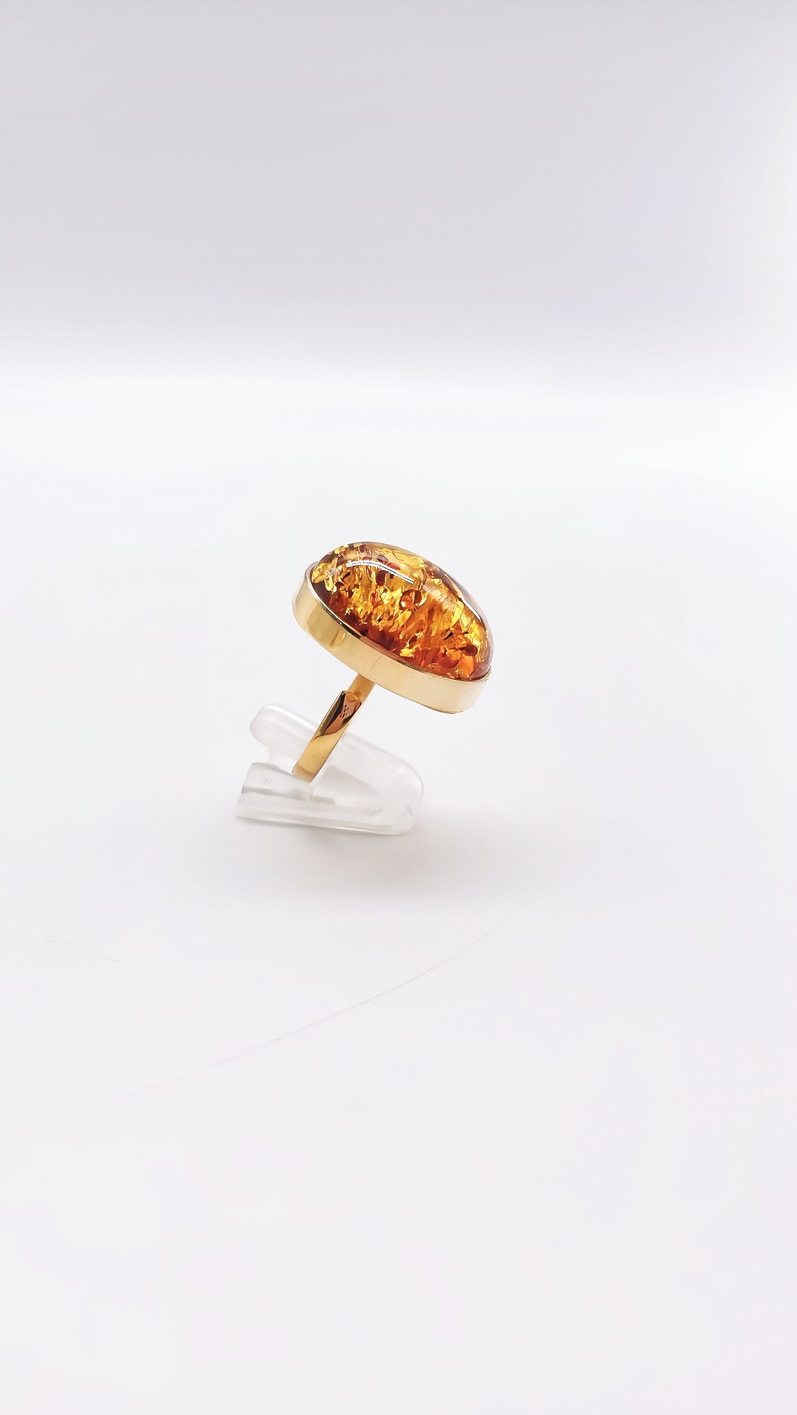 Classic elegance: Amber ring in gold