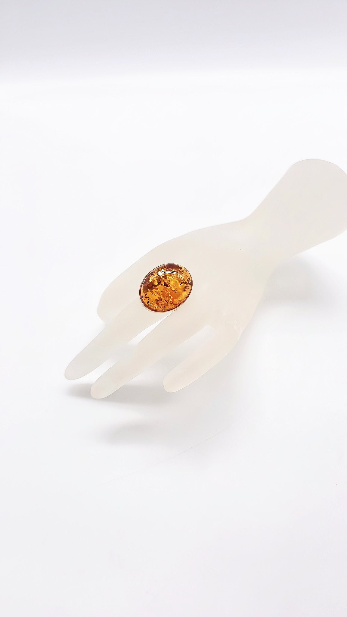 Classic elegance: Amber ring in gold