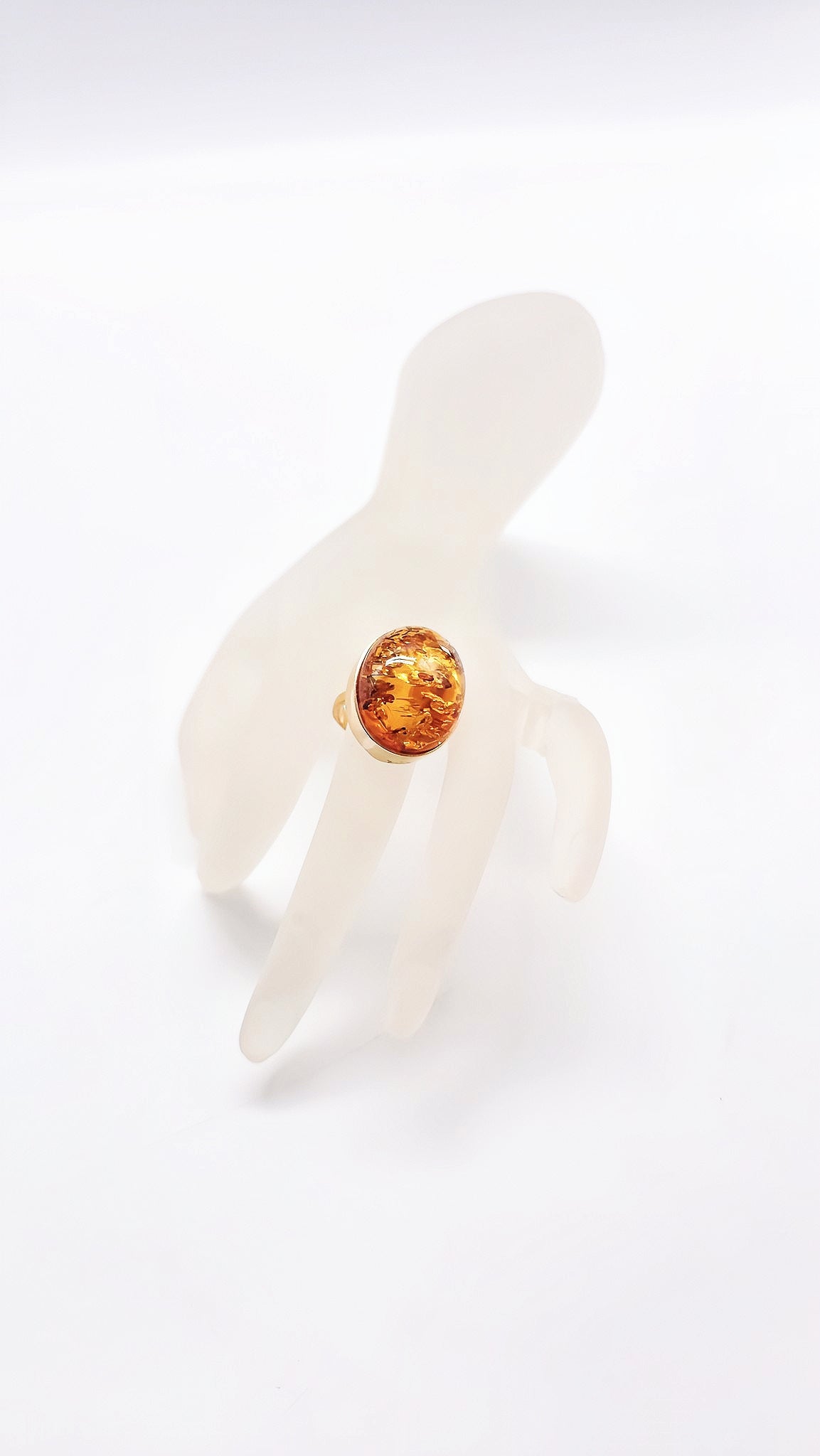 Classic elegance: Amber ring in gold