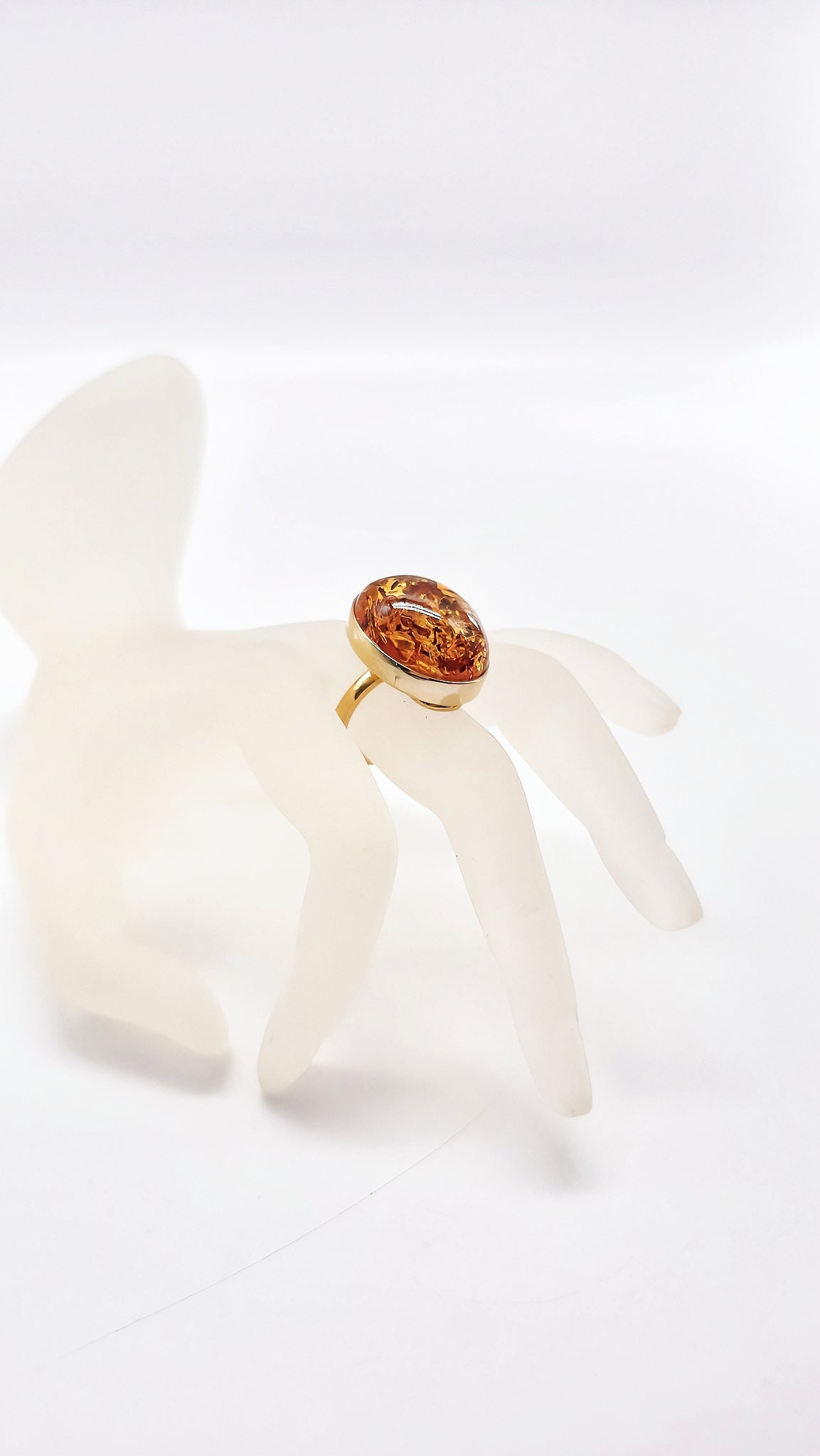 Classic elegance: Amber ring in gold