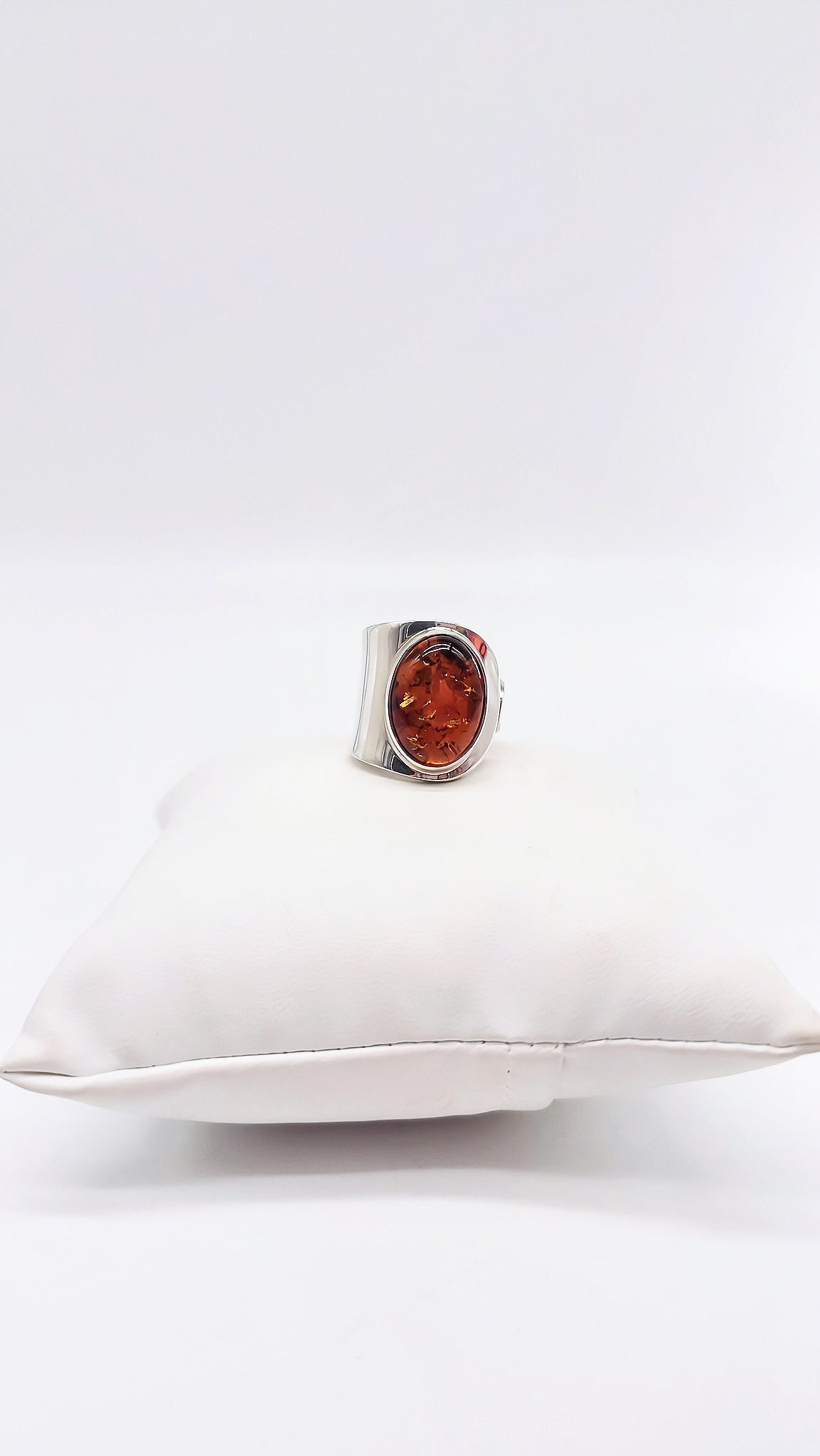Einzigartiger Ring mit leuchtendem orangefarbenem Bernstein