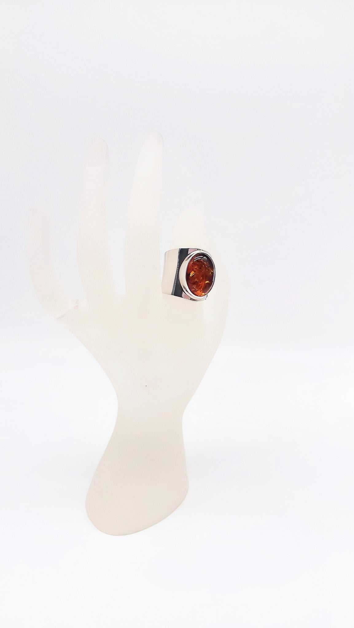 Einzigartiger Ring mit leuchtendem orangefarbenem Bernstein